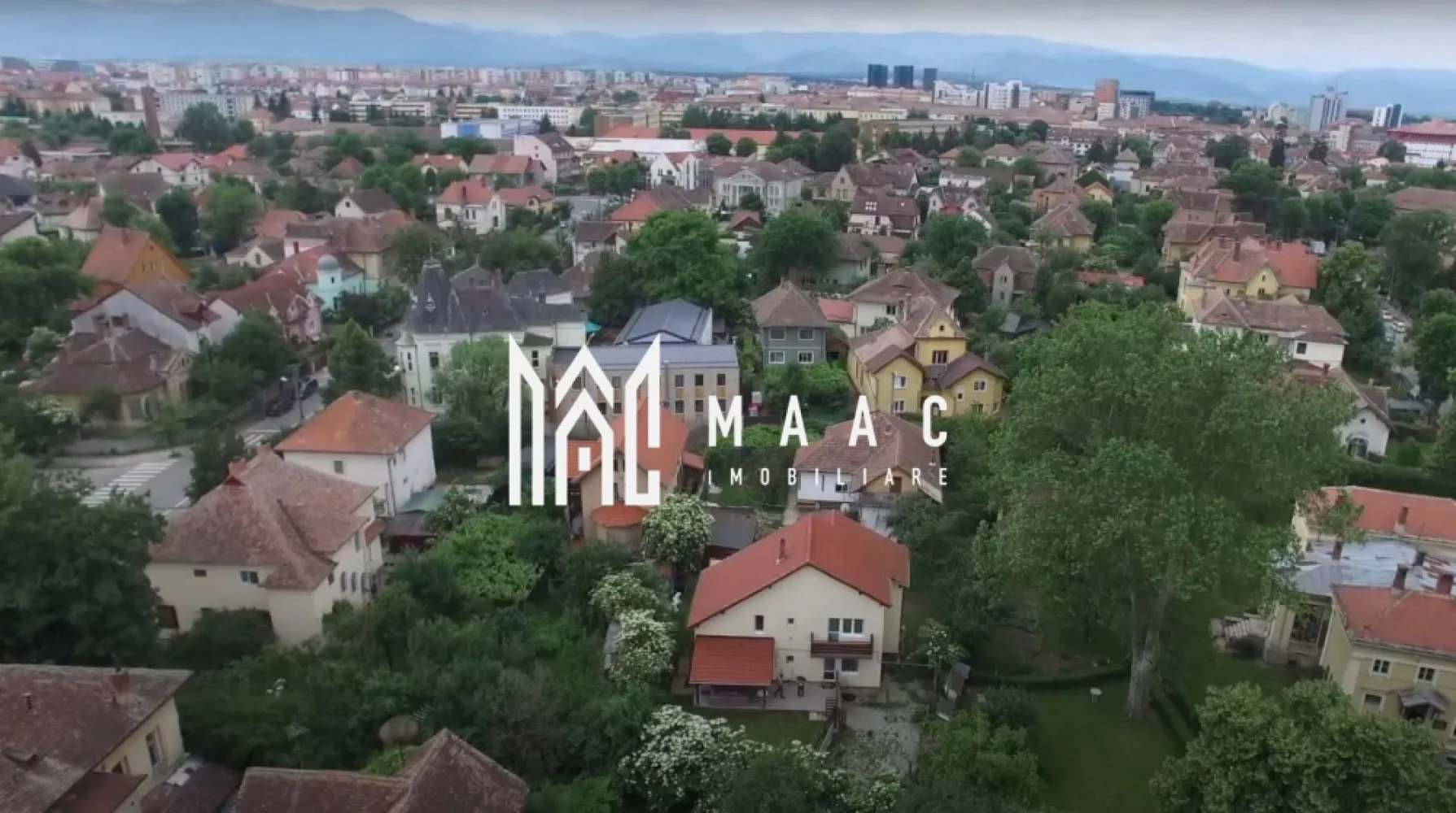 Casa individuala | Centru | Teren 628 mp - MAAC Imobiliare vă propune spre vânzare, în exclusivitate, o vilă situată în centrul orașului, la doar câteva minute de Piața Mare, o proprietate rară prin poziționare, suprafața terenului și nivelul de intimitate oferit.

Locuința este desfășurată pe S+P+E și beneficiază de o compartimentare funcțională, adaptată unui stil de viață confortabil:

parter:
-living cu ieșire pe terasă
-bucătărie
-birou
-hol
-baie

etaj:
-2 dormitoare
-open space care poate fi transformat în dormitor
-baie
-dressing

Podul casei a fost transformat într-un dormitor pentru oaspeți, foarte luminos, oferind un spațiu suplimentar util și versatil.

Proprietatea dispune de un teren în suprafață de 628 mp, amenajat cu gazon, asigurând un cadru verde și aerisit chiar în zona centrală a orașului. Poziționarea terenului oferă un nivel ridicat de intimitate, un avantaj major pentru o vilă situată în centrul urban.

Această vilă reprezintă o oportunitate pentru cei care își doresc o proprietate spațioasă, cu teren generos, în proximitatea Pieței Mari, beneficiind de acces rapid către punctele de interes centrale.

Pentru mai multe detalii, vă rugăm să menționați numărul CP1433641 la telefon.