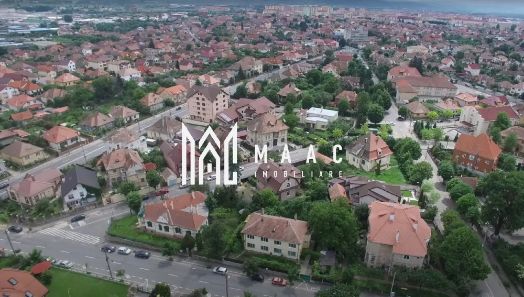 Casa individuala | Centru | Teren 628 mp - MAAC Imobiliare vă propune spre vânzare, în exclusivitate, o vilă situată în centrul orașului, la doar câteva minute de Piața Mare, o proprietate rară prin poziționare, suprafața terenului și nivelul de intimitate oferit.

Locuința este desfășurată pe S+P+E și beneficiază de o compartimentare funcțională, adaptată unui stil de viață confortabil:

parter:
-living cu ieșire pe terasă
-bucătărie
-birou
-hol
-baie

etaj:
-2 dormitoare
-open space care poate fi transformat în dormitor
-baie
-dressing

Podul casei a fost transformat într-un dormitor pentru oaspeți, foarte luminos, oferind un spațiu suplimentar util și versatil.

Proprietatea dispune de un teren în suprafață de 628 mp, amenajat cu gazon, asigurând un cadru verde și aerisit chiar în zona centrală a orașului. Poziționarea terenului oferă un nivel ridicat de intimitate, un avantaj major pentru o vilă situată în centrul urban.

Această vilă reprezintă o oportunitate pentru cei care își doresc o proprietate spațioasă, cu teren generos, în proximitatea Pieței Mari, beneficiind de acces rapid către punctele de interes centrale.

Pentru mai multe detalii, vă rugăm să menționați numărul CP1433641 la telefon.