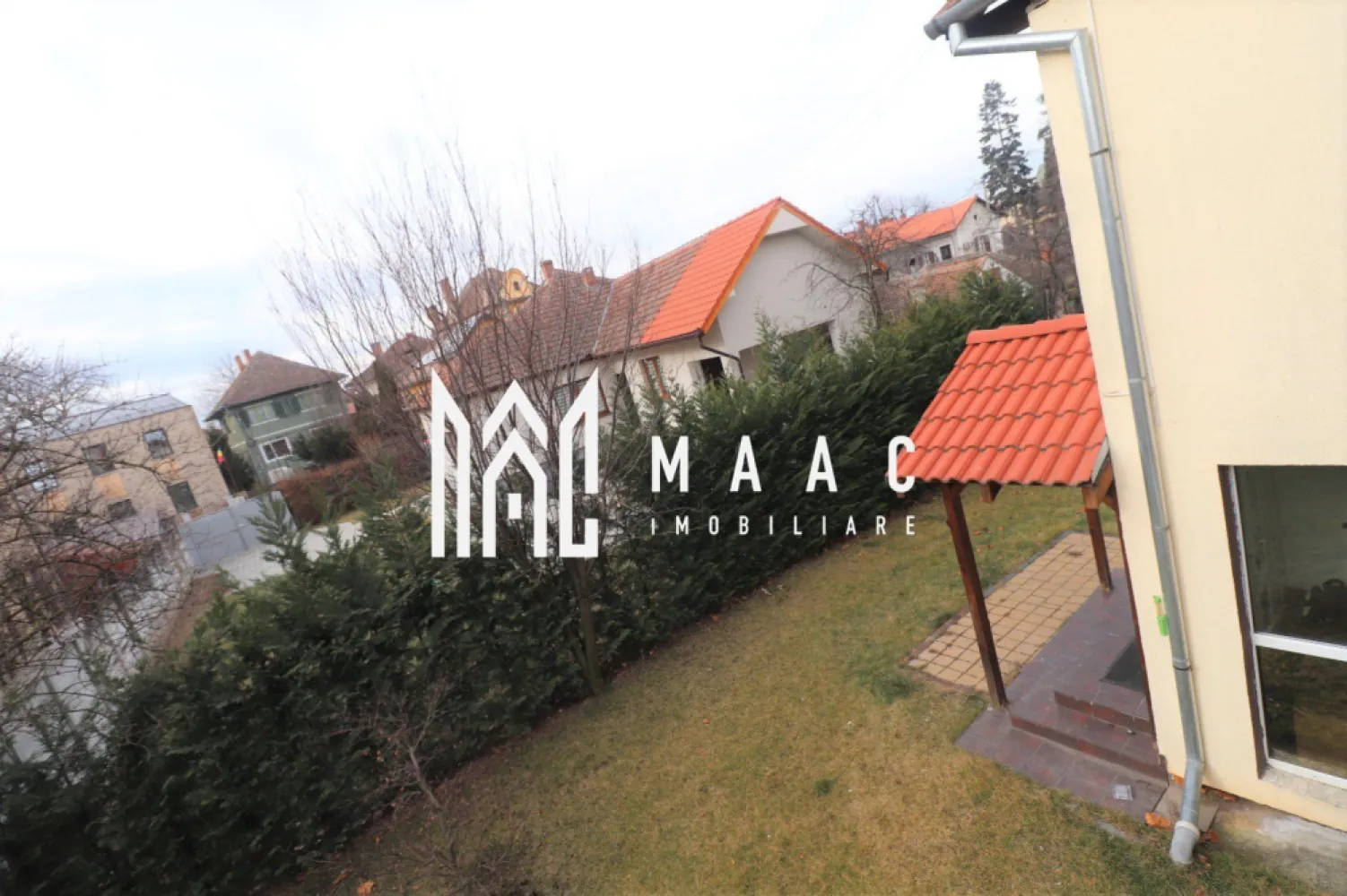 Casa individuala | Centru | Teren 628 mp - MAAC Imobiliare vă propune spre vânzare, în exclusivitate, o vilă situată în centrul orașului, la doar câteva minute de Piața Mare, o proprietate rară prin poziționare, suprafața terenului și nivelul de intimitate oferit.

Locuința este desfășurată pe S+P+E și beneficiază de o compartimentare funcțională, adaptată unui stil de viață confortabil:

parter:
-living cu ieșire pe terasă
-bucătărie
-birou
-hol
-baie

etaj:
-2 dormitoare
-open space care poate fi transformat în dormitor
-baie
-dressing

Podul casei a fost transformat într-un dormitor pentru oaspeți, foarte luminos, oferind un spațiu suplimentar util și versatil.

Proprietatea dispune de un teren în suprafață de 628 mp, amenajat cu gazon, asigurând un cadru verde și aerisit chiar în zona centrală a orașului. Poziționarea terenului oferă un nivel ridicat de intimitate, un avantaj major pentru o vilă situată în centrul urban.

Această vilă reprezintă o oportunitate pentru cei care își doresc o proprietate spațioasă, cu teren generos, în proximitatea Pieței Mari, beneficiind de acces rapid către punctele de interes centrale.

Pentru mai multe detalii, vă rugăm să menționați numărul CP1433641 la telefon.