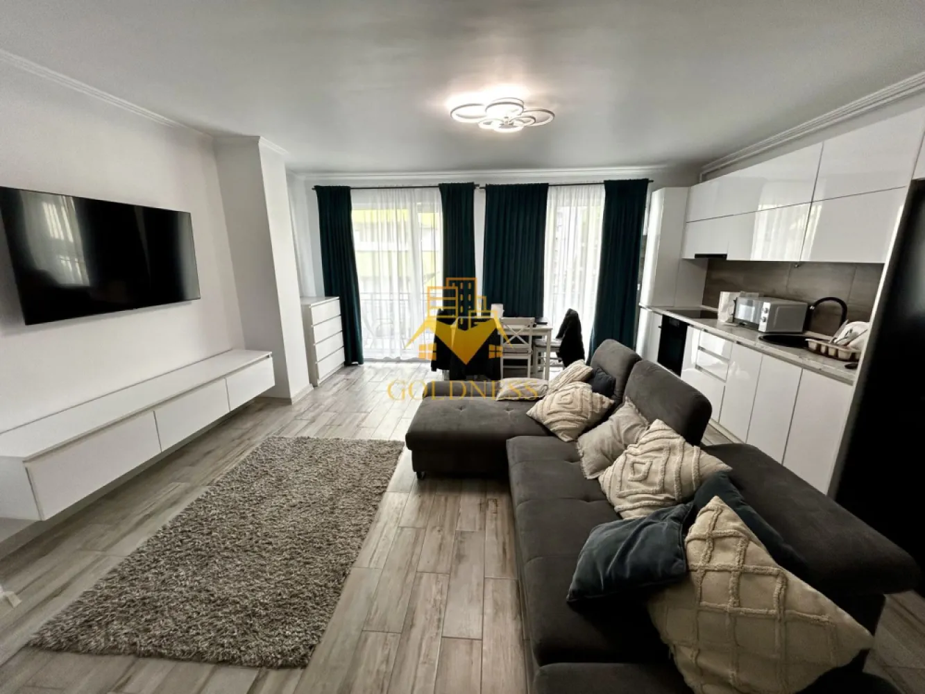 2 camere open space, Parcare, Modern, OMV, Mega Image, Europa - GOLDNESS Imobiliare vă propune spre închiriere un apartament cu 2 camere complet mobilat și utilat, la etajul 2 într-un imobil de 5 etaje, în Cartierul Europa.
Dispune de loc de parcare subteran!
Se află în apropierea stațiilor de transport în comun, magazine, restaurante, spații verzi, farmacii, etc. 

Apartamentul este compartimentat astfel:
 - dormitor cu pat matrimonial, dressing, noptiere
 - living cu bucatarie open space complet utilată și mobilată, canapea extensibilă, loc de servit masa 
 - baie cu cada, calorifer port prosop și dulap pentru depozitare.
 - balcon de 5 mp.

Imobilul este dotat cu toate cele necesare- centrală proprie, frigider, aragaz, hotă, mașină de spălat haine, etc. 

Dacă sunteți interesați de acest apartament și doriți să îl vizionați, dar și pentru alte oferte nu ezitați să ne contactați telefonic sau prin e-mail. Vă stăm la dispoziție!
Pentru intermediere se percepe un comision de 50% din prețul chiriei!