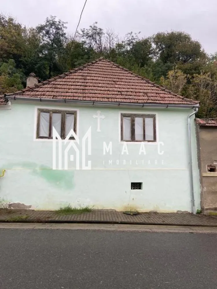 Casa Individuala I 4 Camere I 838mp Teren I Seica Mica - Se oferă spre vânzare o proprietate ideală pentru cei care își doresc liniștea și autenticitatea vieții la țară, fără a renunța la accesul facil către oraș.

Situată în comuna Șeica Mică, la aproximativ 24 km de Mediaș și 35 km de Sibiu, proprietatea oferă echilibrul perfect între confortul unei locații accesibile și atmosfera relaxantă a mediului rural.

Detalii proprietate:
Suprafață teren: 838 mp
Curte generoasă, cu multiple posibilități de amenajare

Avantaje:
Ideală pentru locuință permanentă
Potrivită ca și casă de vacanță sau refugiu de weekend
Zonă liniștită, cu atmosferă autentică de sat transilvănean
Acces facil către Sibiu și Mediaș
Potențial pentru renovare și personalizare după propriul stil

Potrivită pentru:
Familii care caută liniște și spațiu
Persoane care doresc să evadeze din agitația urbană
Investiție într-o proprietate cu specific rural și teren generos

O proprietate cu farmec autentic, poziționată într-o zonă liniștită și accesibilă, ideală pentru cei care apreciază spațiul, natura și ritmul relaxat al vieții la țară.

Pentru informati si vizionari: CP2863560