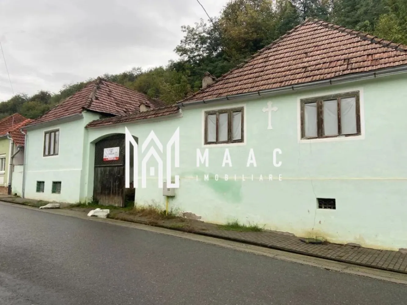 Casa Individuala I 4 Camere I 838mp Teren I Seica Mica - Se oferă spre vânzare o proprietate ideală pentru cei care își doresc liniștea și autenticitatea vieții la țară, fără a renunța la accesul facil către oraș.

Situată în comuna Șeica Mică, la aproximativ 24 km de Mediaș și 35 km de Sibiu, proprietatea oferă echilibrul perfect între confortul unei locații accesibile și atmosfera relaxantă a mediului rural.

Detalii proprietate:
Suprafață teren: 838 mp
Curte generoasă, cu multiple posibilități de amenajare

Avantaje:
Ideală pentru locuință permanentă
Potrivită ca și casă de vacanță sau refugiu de weekend
Zonă liniștită, cu atmosferă autentică de sat transilvănean
Acces facil către Sibiu și Mediaș
Potențial pentru renovare și personalizare după propriul stil

Potrivită pentru:
Familii care caută liniște și spațiu
Persoane care doresc să evadeze din agitația urbană
Investiție într-o proprietate cu specific rural și teren generos

O proprietate cu farmec autentic, poziționată într-o zonă liniștită și accesibilă, ideală pentru cei care apreciază spațiul, natura și ritmul relaxat al vieții la țară.

Pentru informati si vizionari: CP2863560