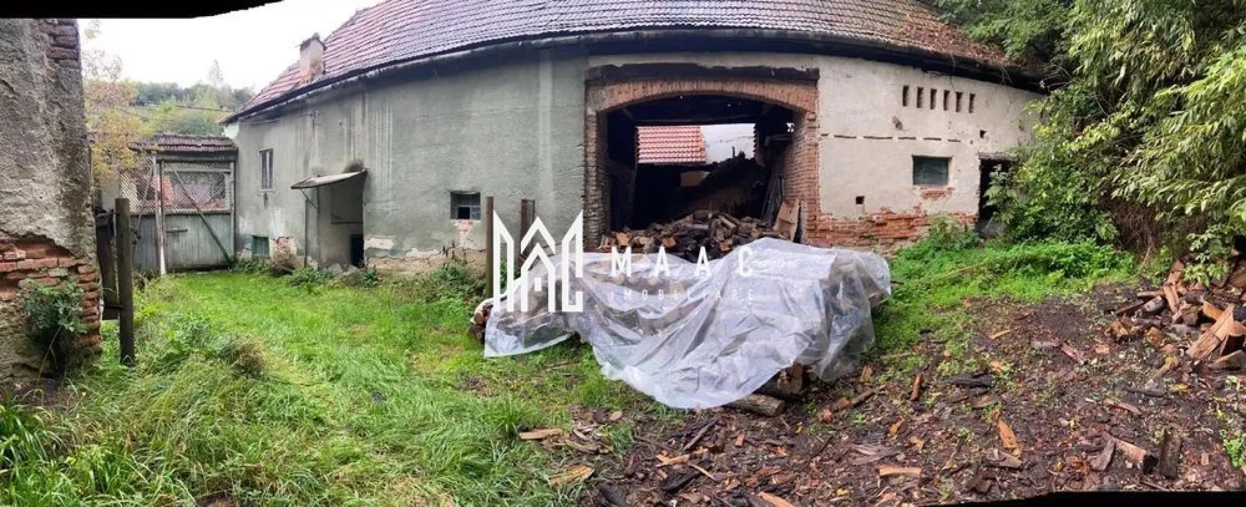 Casa Individuala I 4 Camere I 838mp Teren I Seica Mica - Se oferă spre vânzare o proprietate ideală pentru cei care își doresc liniștea și autenticitatea vieții la țară, fără a renunța la accesul facil către oraș.

Situată în comuna Șeica Mică, la aproximativ 24 km de Mediaș și 35 km de Sibiu, proprietatea oferă echilibrul perfect între confortul unei locații accesibile și atmosfera relaxantă a mediului rural.

Detalii proprietate:
Suprafață teren: 838 mp
Curte generoasă, cu multiple posibilități de amenajare

Avantaje:
Ideală pentru locuință permanentă
Potrivită ca și casă de vacanță sau refugiu de weekend
Zonă liniștită, cu atmosferă autentică de sat transilvănean
Acces facil către Sibiu și Mediaș
Potențial pentru renovare și personalizare după propriul stil

Potrivită pentru:
Familii care caută liniște și spațiu
Persoane care doresc să evadeze din agitația urbană
Investiție într-o proprietate cu specific rural și teren generos

O proprietate cu farmec autentic, poziționată într-o zonă liniștită și accesibilă, ideală pentru cei care apreciază spațiul, natura și ritmul relaxat al vieții la țară.

Pentru informati si vizionari: CP2863560
