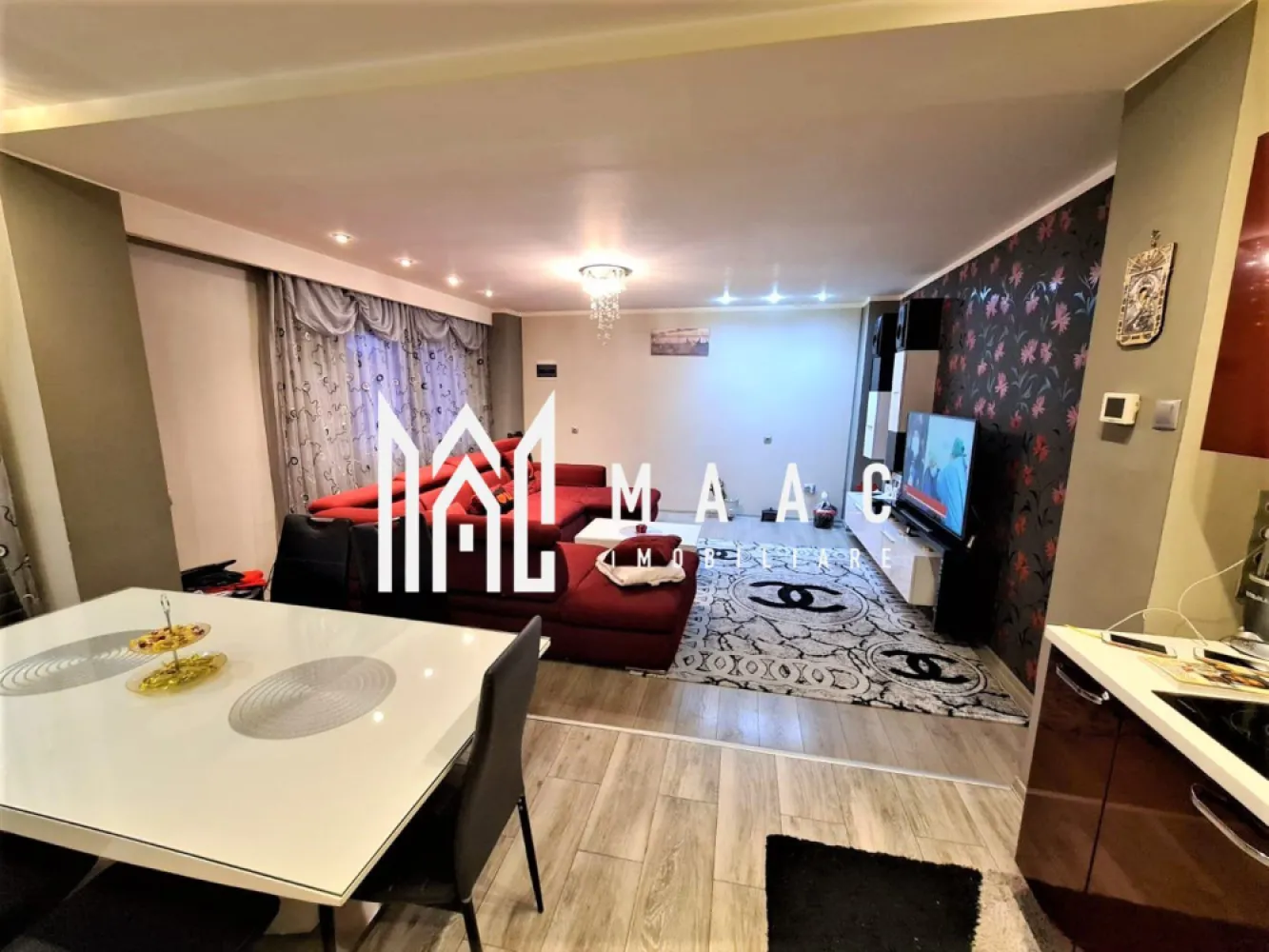 2 Case de vanzare + spatiu comercial | Zona Tiglari | 400 mp - MAAC Imobiliare va ofera spre vanzare 2 case plus un spatiu comercial, toate insumand 400 mp in Zona Tiglari. Prima casa e structurata pe 1 nivel, unde are living open space cu bucatarie, 1 camera si o baie. Cea de-a doua casa este structurata pe 3 nivele, avand 5 camere, 2 bai si 2 dressing-uri. Spatiul comercial are o suprafata de 80 mp cu posibilitatea de extindere. Pe langa toate cladirile, proprietatea mai beneficiaza de inca o bucatarie inchisa si pozitionata afara, 1 pivnita si mai multe spatii de depozitare. Pentru orice informatie suplimentara va rog sa precizati ca ati vazut anuntul cu ID: CP1118952.