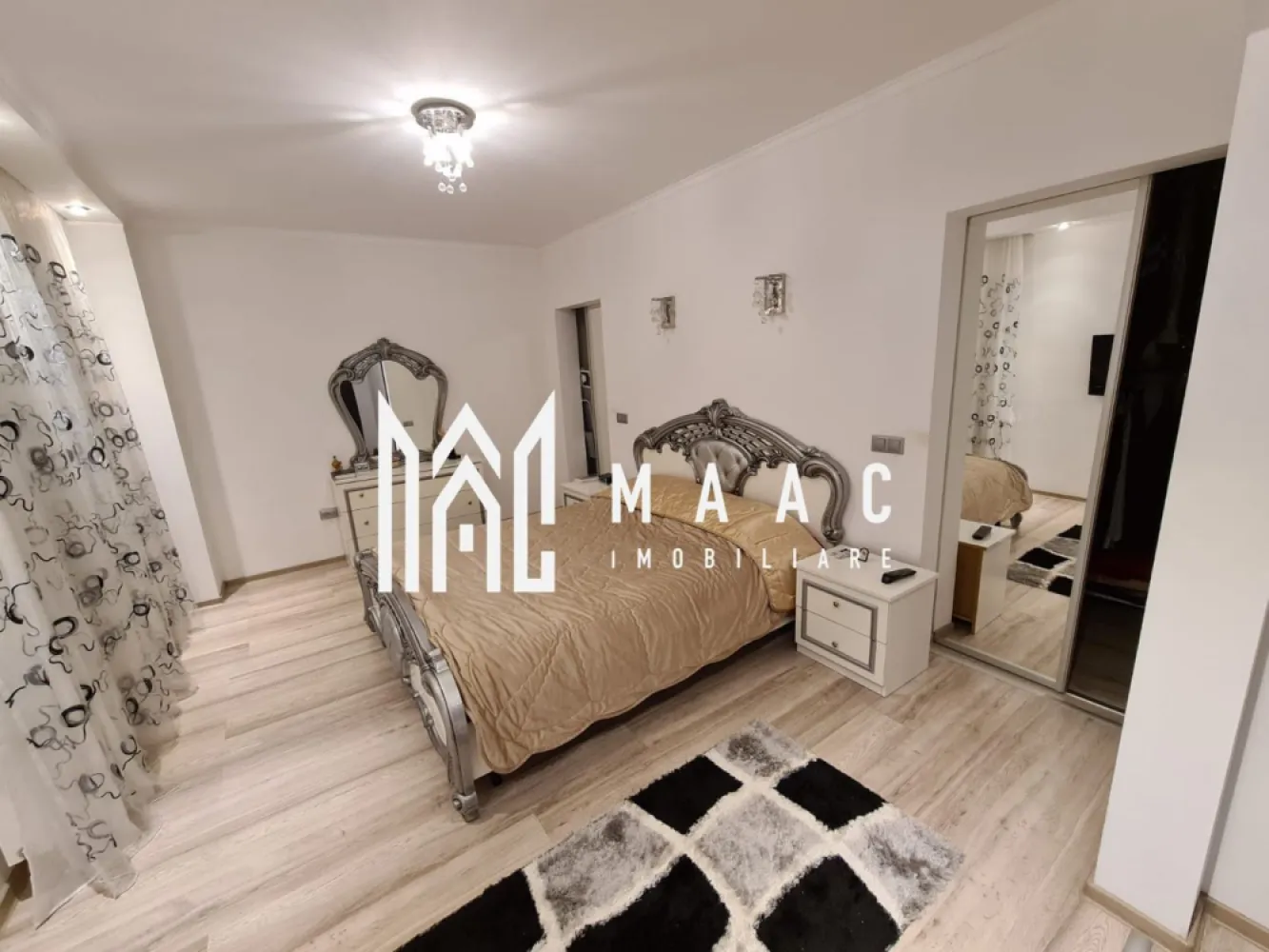 2 Case de vanzare + spatiu comercial | Zona Tiglari | 400 mp - MAAC Imobiliare va ofera spre vanzare 2 case plus un spatiu comercial, toate insumand 400 mp in Zona Tiglari. Prima casa e structurata pe 1 nivel, unde are living open space cu bucatarie, 1 camera si o baie. Cea de-a doua casa este structurata pe 3 nivele, avand 5 camere, 2 bai si 2 dressing-uri. Spatiul comercial are o suprafata de 80 mp cu posibilitatea de extindere. Pe langa toate cladirile, proprietatea mai beneficiaza de inca o bucatarie inchisa si pozitionata afara, 1 pivnita si mai multe spatii de depozitare. Pentru orice informatie suplimentara va rog sa precizati ca ati vazut anuntul cu ID: CP1118952.