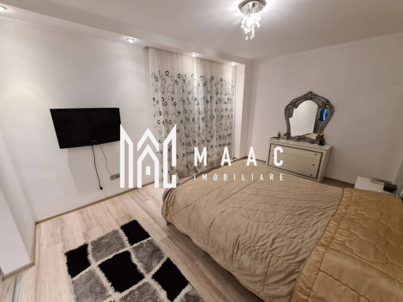 2 Case de vanzare + spatiu comercial | Zona Tiglari | 400 mp - MAAC Imobiliare va ofera spre vanzare 2 case plus un spatiu comercial, toate insumand 400 mp in Zona Tiglari. Prima casa e structurata pe 1 nivel, unde are living open space cu bucatarie, 1 camera si o baie. Cea de-a doua casa este structurata pe 3 nivele, avand 5 camere, 2 bai si 2 dressing-uri. Spatiul comercial are o suprafata de 80 mp cu posibilitatea de extindere. Pe langa toate cladirile, proprietatea mai beneficiaza de inca o bucatarie inchisa si pozitionata afara, 1 pivnita si mai multe spatii de depozitare. Pentru orice informatie suplimentara va rog sa precizati ca ati vazut anuntul cu ID: CP1118952.