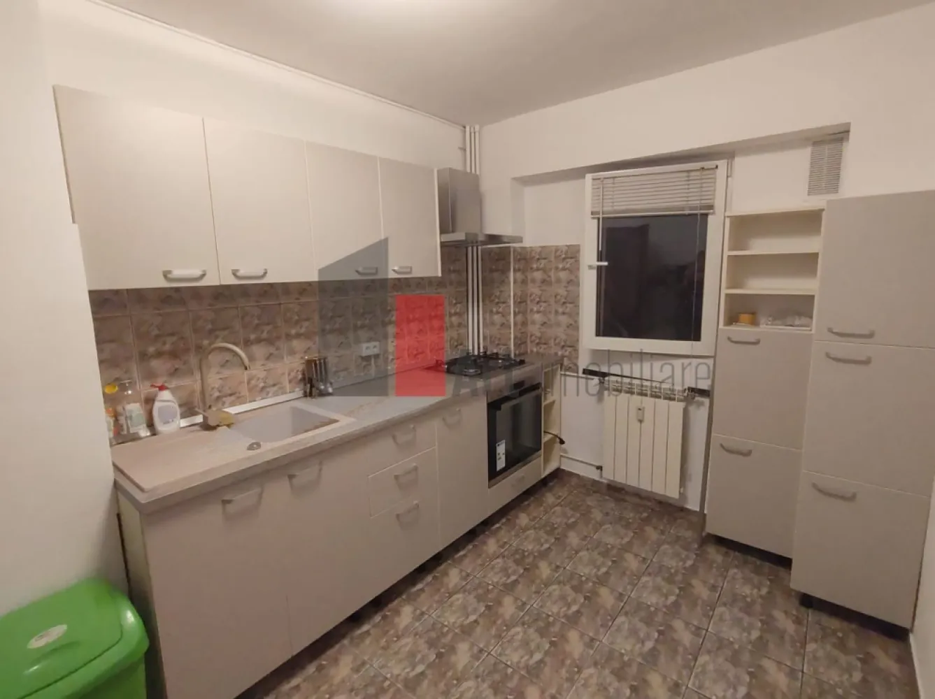 Prima închiriere apartament decomandat 3 camere - Bd. Lacul Tei -Parcul Circului - Vă propun spre închiriere un apartament luminos, decomandat de 3 camere. Situat la etajul 5/10, apartamentul este complet mobilat și utilat, fiind la prima închiriere.

Locuința beneficiază de o compartimentare practică iar bucătăria este spațioasă.
Toate instalațiile sanitare, electrice, termice au fost schimbate. Deși este racordat la sistemul de încălzire al orașului, la baie a fost montat un boiler, pentru apă caldă.
Apartamentul are 2 balcoane mari, închise, unul dintre ele fiind inclus în camera de zi. 
Baia are aerisire naturală, fiind prevăzută cu geam și este dotată cu cabină de duș.
Dressingul din hol este înalt și foarte spațios.

Imobilul nu este inclus în nici o clasă de risc sau de urgență.

Imobilul este amplasat într-o zonă foarte bine conectată, fiind la 5 minute de mers pe jos de Parcul Circului și de Circul Metropolitan. În apropiere sunt școli, grădinițe, stația de metrou Ștefan cel Mare, magazine și toate facilitățile necesare unui stil de viață confortabil.
STB: 182, 282, N103; 17, 36; 330, 5.
Nu se acceptă animale de companie.

Pentru mai multe detalii și programarea unei vizionări, vă stau cu drag la dispoziție!