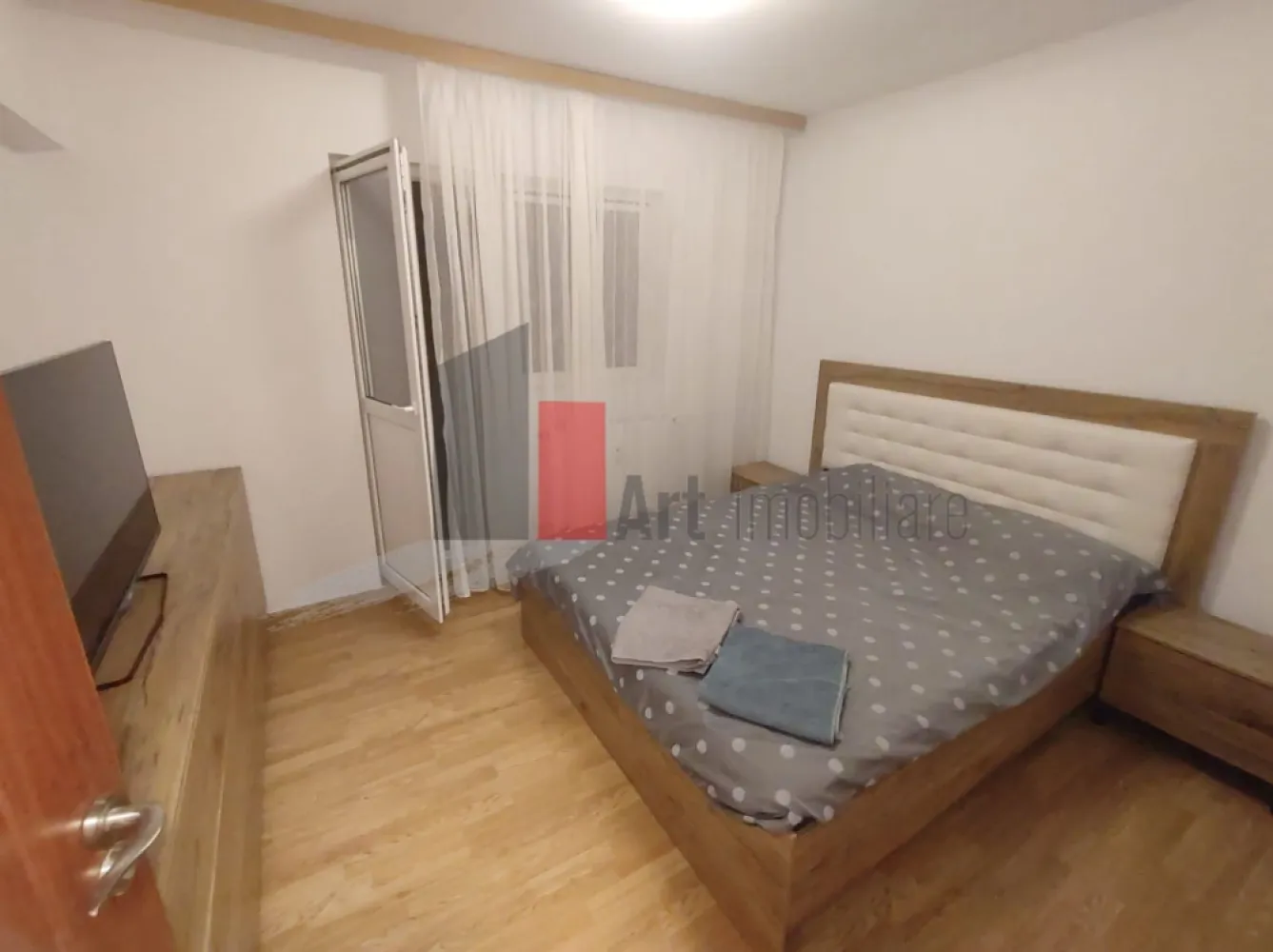Prima închiriere apartament decomandat 3 camere - Bd. Lacul Tei -Parcul Circului - Vă propun spre închiriere un apartament luminos, decomandat de 3 camere. Situat la etajul 5/10, apartamentul este complet mobilat și utilat, fiind la prima închiriere.

Locuința beneficiază de o compartimentare practică iar bucătăria este spațioasă.
Toate instalațiile sanitare, electrice, termice au fost schimbate. Deși este racordat la sistemul de încălzire al orașului, la baie a fost montat un boiler, pentru apă caldă.
Apartamentul are 2 balcoane mari, închise, unul dintre ele fiind inclus în camera de zi. 
Baia are aerisire naturală, fiind prevăzută cu geam și este dotată cu cabină de duș.
Dressingul din hol este înalt și foarte spațios.

Imobilul nu este inclus în nici o clasă de risc sau de urgență.

Imobilul este amplasat într-o zonă foarte bine conectată, fiind la 5 minute de mers pe jos de Parcul Circului și de Circul Metropolitan. În apropiere sunt școli, grădinițe, stația de metrou Ștefan cel Mare, magazine și toate facilitățile necesare unui stil de viață confortabil.
STB: 182, 282, N103; 17, 36; 330, 5.
Nu se acceptă animale de companie.

Pentru mai multe detalii și programarea unei vizionări, vă stau cu drag la dispoziție!