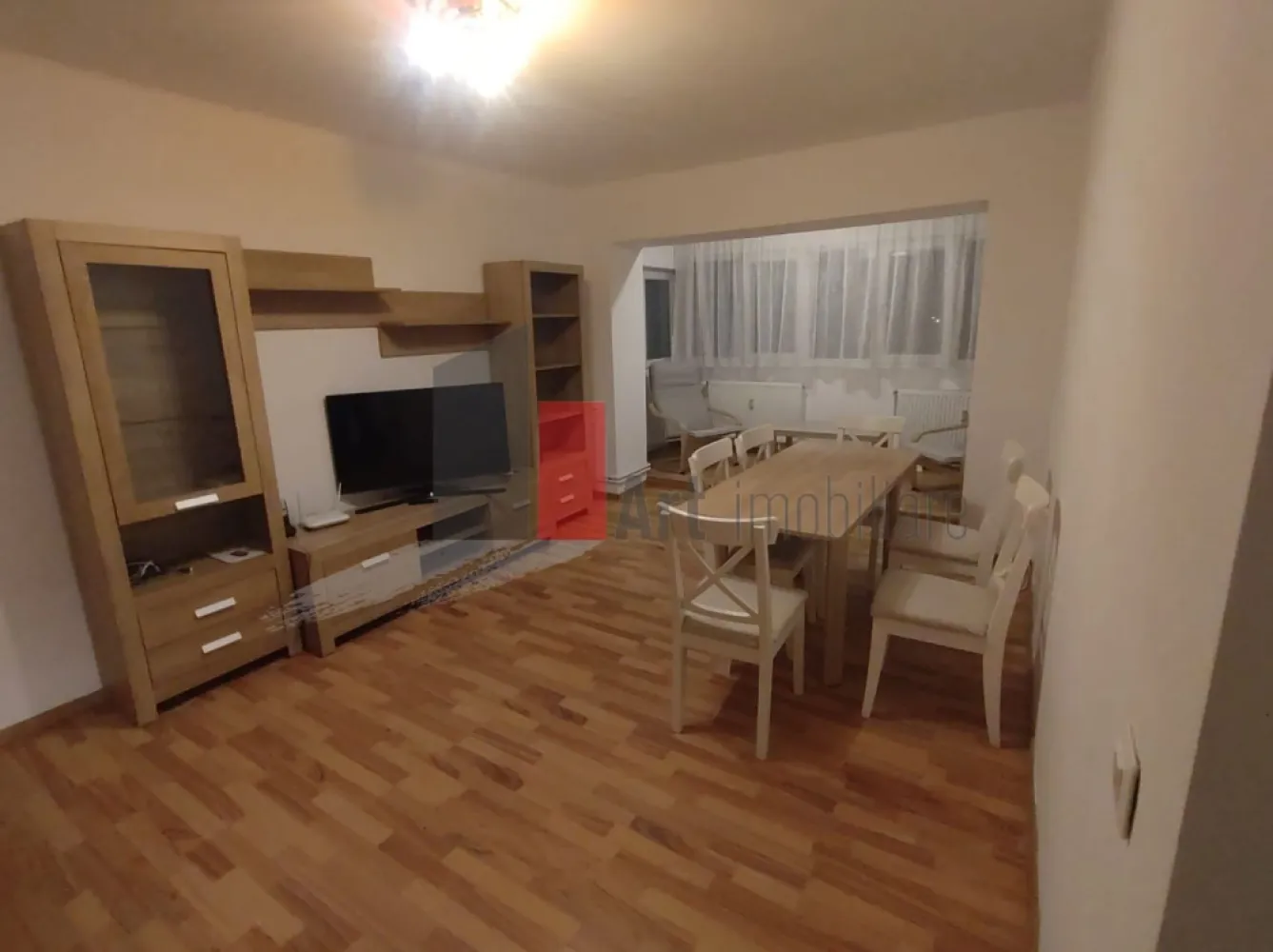 Prima închiriere apartament decomandat 3 camere - Bd. Lacul Tei -Parcul Circului - Vă propun spre închiriere un apartament luminos, decomandat de 3 camere. Situat la etajul 5/10, apartamentul este complet mobilat și utilat, fiind la prima închiriere.

Locuința beneficiază de o compartimentare practică iar bucătăria este spațioasă.
Toate instalațiile sanitare, electrice, termice au fost schimbate. Deși este racordat la sistemul de încălzire al orașului, la baie a fost montat un boiler, pentru apă caldă.
Apartamentul are 2 balcoane mari, închise, unul dintre ele fiind inclus în camera de zi. 
Baia are aerisire naturală, fiind prevăzută cu geam și este dotată cu cabină de duș.
Dressingul din hol este înalt și foarte spațios.

Imobilul nu este inclus în nici o clasă de risc sau de urgență.

Imobilul este amplasat într-o zonă foarte bine conectată, fiind la 5 minute de mers pe jos de Parcul Circului și de Circul Metropolitan. În apropiere sunt școli, grădinițe, stația de metrou Ștefan cel Mare, magazine și toate facilitățile necesare unui stil de viață confortabil.
STB: 182, 282, N103; 17, 36; 330, 5.
Nu se acceptă animale de companie.

Pentru mai multe detalii și programarea unei vizionări, vă stau cu drag la dispoziție!