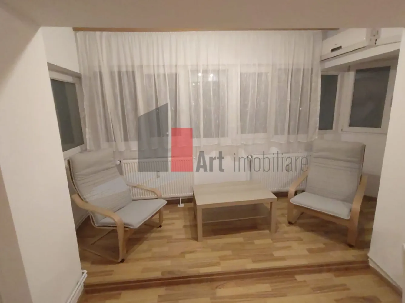 Prima închiriere apartament decomandat 3 camere - Bd. Lacul Tei -Parcul Circului - Vă propun spre închiriere un apartament luminos, decomandat de 3 camere. Situat la etajul 5/10, apartamentul este complet mobilat și utilat, fiind la prima închiriere.

Locuința beneficiază de o compartimentare practică iar bucătăria este spațioasă.
Toate instalațiile sanitare, electrice, termice au fost schimbate. Deși este racordat la sistemul de încălzire al orașului, la baie a fost montat un boiler, pentru apă caldă.
Apartamentul are 2 balcoane mari, închise, unul dintre ele fiind inclus în camera de zi. 
Baia are aerisire naturală, fiind prevăzută cu geam și este dotată cu cabină de duș.
Dressingul din hol este înalt și foarte spațios.

Imobilul nu este inclus în nici o clasă de risc sau de urgență.

Imobilul este amplasat într-o zonă foarte bine conectată, fiind la 5 minute de mers pe jos de Parcul Circului și de Circul Metropolitan. În apropiere sunt școli, grădinițe, stația de metrou Ștefan cel Mare, magazine și toate facilitățile necesare unui stil de viață confortabil.
STB: 182, 282, N103; 17, 36; 330, 5.
Nu se acceptă animale de companie.

Pentru mai multe detalii și programarea unei vizionări, vă stau cu drag la dispoziție!
