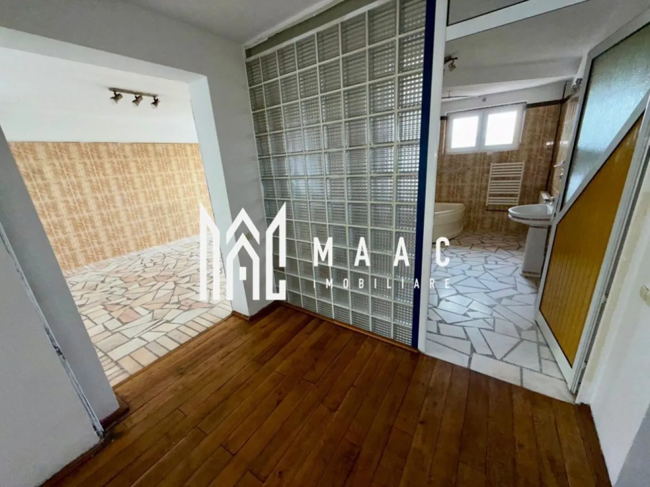Vila Lenin sud | 440mpu | Teren 1600 mp | - MAAC Imobiliare vă propune spre vânzare o proprietate exclusivistă situată în Râmnicu Vâlcea, în zona Lenin Sud, pe Strada George Bacovia, amplasată în cel mai înalt punct al orașului și beneficiind de o panoramă spectaculoasă asupra întregului municipiu. Vila oferă intimitate totală, liniște, aer curat și acces rapid către oraș, fiind înconjurată de natură și vegetație matură. Poziționarea excelentă, suprafața generoasă a terenului și deschiderea amplă către strada publică transformă această proprietate într-o alegere ideală atât pentru locuire premium, cât și pentru investiție sau dezvoltare imobiliară pe termen lung.

Proprietatea este amplasată pe un teren intravilan de 1.600 mp și dispune de o vilă cu regim de înălțime D+P+1E+M, având o suprafață construită de 440 mp. În curte se regăsește o piscină din beton cu fundație, în suprafață de 119 mp, iar accesul se realizează direct din strada publică pe întreaga latură frontală. Deschiderea stradală este de aproximativ 22 ml, iar proprietatea permite parcarea a peste 10 autoturisme, beneficiind totodată de garaj pentru 4 mașini.

Compartimentarea este practică și bine organizată:

Demisol:
-Garaj generos pentru 4 autoturisme
-Cămară 1
-Cămară 2
-Cămară 3
-Spațiu tehnic

Parter:
-Living impresionant de aproximativ 60 mp
-Bucătărie
-Dormitor 1
-Dormitor 2
-Baie

Etaj:
-Dormitor 3
-Dormitor 4
-Dormitor 5
-Baie
-Dressing

Mansardă:
-Dormitor 6
-Baie

Proprietatea dispune în total de 6 dormitoare, 3 băi, garaj pentru 4 mașini și multiple spații de depozitare, fiind ideală pentru o familie numeroasă sau pentru activități comerciale și investiționale.

Utilități și dotări:
-Gaz
-Curent trifazic
-Canalizare
-Internet prin fibră optică
-TV
-Drum asfaltat până la proprietate

Unul dintre cele mai importante avantaje ale acestei vile îl reprezintă panorama unică asupra orașului, atât pe timp de zi, cât și noaptea. Proprietatea oferă intimitate deplină, fără vecini lipiți și fără trafic intens, într-o zonă exclusivistă, liniștită și retrasă. Totodată, accesul facil și deschiderea generoasă către strada publică oferă un potențial excelent pentru dezvoltare imobiliară, în contextul în care regimul de înălțime permis în zonă este P+3E + etaj retras.

Această proprietate este ideală pentru:
-Locuință premium
-Boutique hotel
-Clinică privată
-Retreat exclusivist
-Sediu business
-Investiție pe termen lung

Casa se vinde exact ca în fotografii, nemobilată.

Pentru informații suplimentare și programarea unei vizionări, vă rugăm să specificați CP3084630 la telefon.
