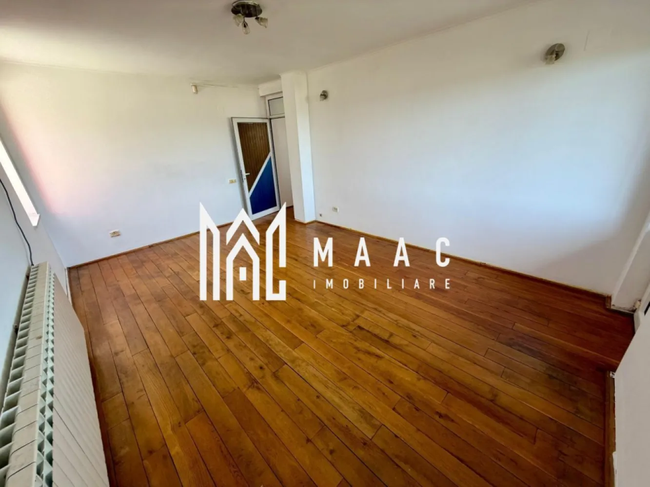 Vila Lenin sud | 440mpu | Teren 1600 mp | - MAAC Imobiliare vă propune spre vânzare o proprietate exclusivistă situată în Râmnicu Vâlcea, în zona Lenin Sud, pe Strada George Bacovia, amplasată în cel mai înalt punct al orașului și beneficiind de o panoramă spectaculoasă asupra întregului municipiu. Vila oferă intimitate totală, liniște, aer curat și acces rapid către oraș, fiind înconjurată de natură și vegetație matură. Poziționarea excelentă, suprafața generoasă a terenului și deschiderea amplă către strada publică transformă această proprietate într-o alegere ideală atât pentru locuire premium, cât și pentru investiție sau dezvoltare imobiliară pe termen lung.

Proprietatea este amplasată pe un teren intravilan de 1.600 mp și dispune de o vilă cu regim de înălțime D+P+1E+M, având o suprafață construită de 440 mp. În curte se regăsește o piscină din beton cu fundație, în suprafață de 119 mp, iar accesul se realizează direct din strada publică pe întreaga latură frontală. Deschiderea stradală este de aproximativ 22 ml, iar proprietatea permite parcarea a peste 10 autoturisme, beneficiind totodată de garaj pentru 4 mașini.

Compartimentarea este practică și bine organizată:

Demisol:
-Garaj generos pentru 4 autoturisme
-Cămară 1
-Cămară 2
-Cămară 3
-Spațiu tehnic

Parter:
-Living impresionant de aproximativ 60 mp
-Bucătărie
-Dormitor 1
-Dormitor 2
-Baie

Etaj:
-Dormitor 3
-Dormitor 4
-Dormitor 5
-Baie
-Dressing

Mansardă:
-Dormitor 6
-Baie

Proprietatea dispune în total de 6 dormitoare, 3 băi, garaj pentru 4 mașini și multiple spații de depozitare, fiind ideală pentru o familie numeroasă sau pentru activități comerciale și investiționale.

Utilități și dotări:
-Gaz
-Curent trifazic
-Canalizare
-Internet prin fibră optică
-TV
-Drum asfaltat până la proprietate

Unul dintre cele mai importante avantaje ale acestei vile îl reprezintă panorama unică asupra orașului, atât pe timp de zi, cât și noaptea. Proprietatea oferă intimitate deplină, fără vecini lipiți și fără trafic intens, într-o zonă exclusivistă, liniștită și retrasă. Totodată, accesul facil și deschiderea generoasă către strada publică oferă un potențial excelent pentru dezvoltare imobiliară, în contextul în care regimul de înălțime permis în zonă este P+3E + etaj retras.

Această proprietate este ideală pentru:
-Locuință premium
-Boutique hotel
-Clinică privată
-Retreat exclusivist
-Sediu business
-Investiție pe termen lung

Casa se vinde exact ca în fotografii, nemobilată.

Pentru informații suplimentare și programarea unei vizionări, vă rugăm să specificați CP3084630 la telefon.