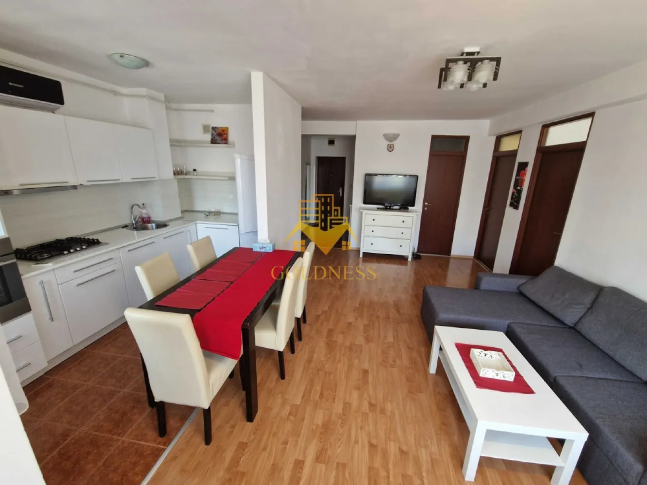 3 camere, Marasti, Dorobantilor, FSEGA, The Office, 21 Dec, Lidl, OMV - GOLDNESS Imobiliare vă propune spre închiriere un apartament cu 3 camere, complet mobilat și utilat, la etajul 1 într-un imobil de 10 Etaje , pe strada Dorobantilor, în cartierul Marasti.

Apartamentul este compartimentat astfel:

- dormitor cu pat matrimonial, dressing spațios, noptiere, birou
- dormitor cu pat si dulap.
- living cu canapea extensibilă, dulap, loc de servit masa, doua fotolii
- baie cu cadă și una de serviciu, calorifer port prosop inox și dulap pentru depozitare
- bucătăria complet utilată- mobilata
- 2 balcoane de 10 mp împreună cu o priveliște superbă

Imobilul este dotat cu toate cele necesare - centrală proprie, mașină de spălat haine și vase, frigider, aragaz etc.
Se află în apropierea stațiilor de transport în comun, magazine, spații verzi, farmacii, etc.

Dacă sunteți interesați de acest apartament și doriți să îl vizionați, dar și pentru alte oferte sau detalii nu ezitați să ne contactați telefonic sau prin e-mail. Vă stăm la dispoziție!
Pentru intermediere se percepe un comision de 50% din prețul chiriei!