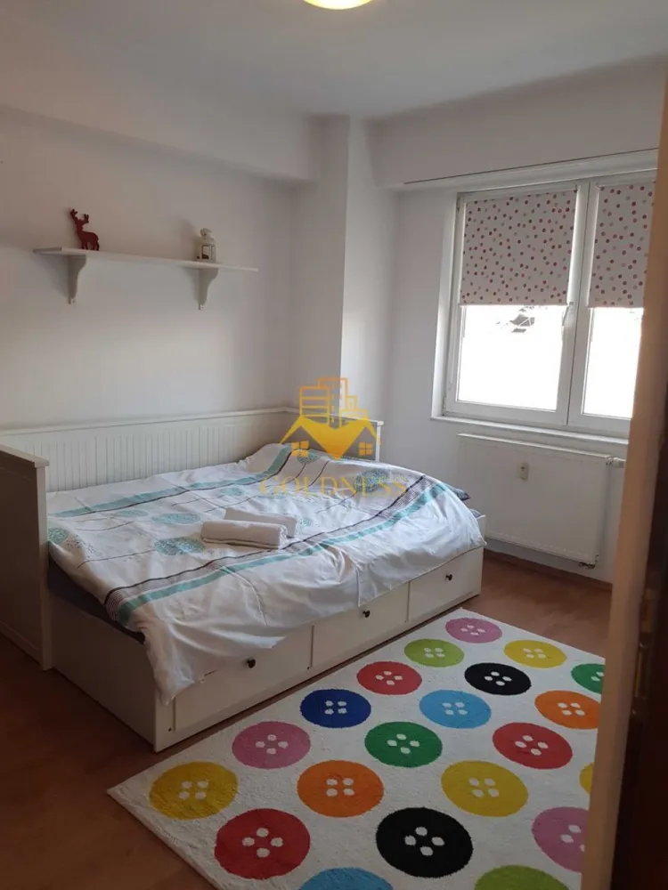 3 camere, Marasti, Dorobantilor, FSEGA, The Office, 21 Dec, Lidl, OMV - GOLDNESS Imobiliare vă propune spre închiriere un apartament cu 3 camere, complet mobilat și utilat, la etajul 1 într-un imobil de 10 Etaje , pe strada Dorobantilor, în cartierul Marasti.

Apartamentul este compartimentat astfel:

- dormitor cu pat matrimonial, dressing spațios, noptiere, birou
- dormitor cu pat si dulap.
- living cu canapea extensibilă, dulap, loc de servit masa, doua fotolii
- baie cu cadă și una de serviciu, calorifer port prosop inox și dulap pentru depozitare
- bucătăria complet utilată- mobilata
- 2 balcoane de 10 mp împreună cu o priveliște superbă

Imobilul este dotat cu toate cele necesare - centrală proprie, mașină de spălat haine și vase, frigider, aragaz etc.
Se află în apropierea stațiilor de transport în comun, magazine, spații verzi, farmacii, etc.

Dacă sunteți interesați de acest apartament și doriți să îl vizionați, dar și pentru alte oferte sau detalii nu ezitați să ne contactați telefonic sau prin e-mail. Vă stăm la dispoziție!
Pentru intermediere se percepe un comision de 50% din prețul chiriei!