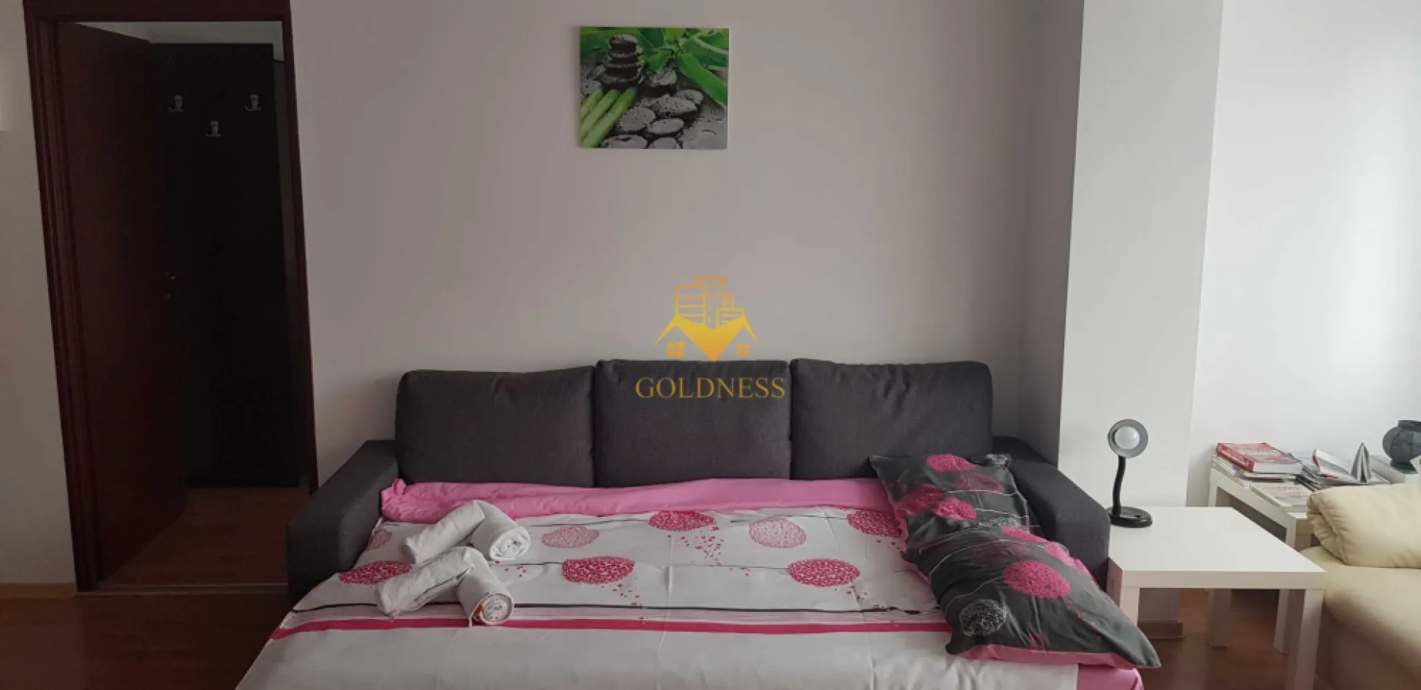 3 camere, Marasti, Dorobantilor, FSEGA, The Office, 21 Dec, Lidl, OMV - GOLDNESS Imobiliare vă propune spre închiriere un apartament cu 3 camere, complet mobilat și utilat, la etajul 1 într-un imobil de 10 Etaje , pe strada Dorobantilor, în cartierul Marasti.

Apartamentul este compartimentat astfel:

- dormitor cu pat matrimonial, dressing spațios, noptiere, birou
- dormitor cu pat si dulap.
- living cu canapea extensibilă, dulap, loc de servit masa, doua fotolii
- baie cu cadă și una de serviciu, calorifer port prosop inox și dulap pentru depozitare
- bucătăria complet utilată- mobilata
- 2 balcoane de 10 mp împreună cu o priveliște superbă

Imobilul este dotat cu toate cele necesare - centrală proprie, mașină de spălat haine și vase, frigider, aragaz etc.
Se află în apropierea stațiilor de transport în comun, magazine, spații verzi, farmacii, etc.

Dacă sunteți interesați de acest apartament și doriți să îl vizionați, dar și pentru alte oferte sau detalii nu ezitați să ne contactați telefonic sau prin e-mail. Vă stăm la dispoziție!
Pentru intermediere se percepe un comision de 50% din prețul chiriei!