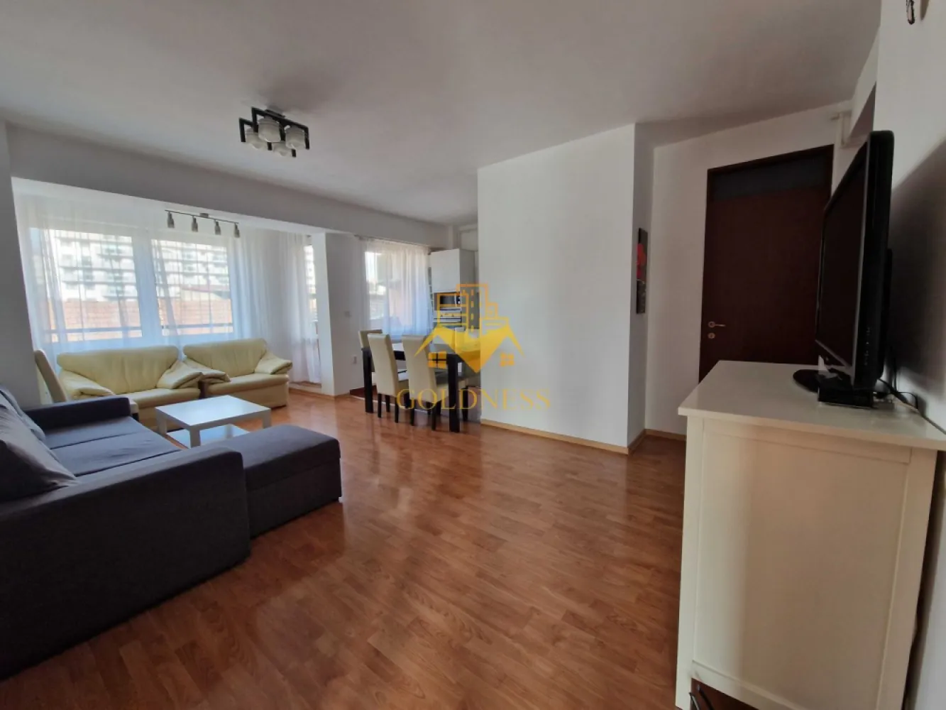 3 camere, Marasti, Dorobantilor, FSEGA, The Office, 21 Dec, Lidl, OMV - GOLDNESS Imobiliare vă propune spre închiriere un apartament cu 3 camere, complet mobilat și utilat, la etajul 1 într-un imobil de 10 Etaje , pe strada Dorobantilor, în cartierul Marasti.

Apartamentul este compartimentat astfel:

- dormitor cu pat matrimonial, dressing spațios, noptiere, birou
- dormitor cu pat si dulap.
- living cu canapea extensibilă, dulap, loc de servit masa, doua fotolii
- baie cu cadă și una de serviciu, calorifer port prosop inox și dulap pentru depozitare
- bucătăria complet utilată- mobilata
- 2 balcoane de 10 mp împreună cu o priveliște superbă

Imobilul este dotat cu toate cele necesare - centrală proprie, mașină de spălat haine și vase, frigider, aragaz etc.
Se află în apropierea stațiilor de transport în comun, magazine, spații verzi, farmacii, etc.

Dacă sunteți interesați de acest apartament și doriți să îl vizionați, dar și pentru alte oferte sau detalii nu ezitați să ne contactați telefonic sau prin e-mail. Vă stăm la dispoziție!
Pentru intermediere se percepe un comision de 50% din prețul chiriei!