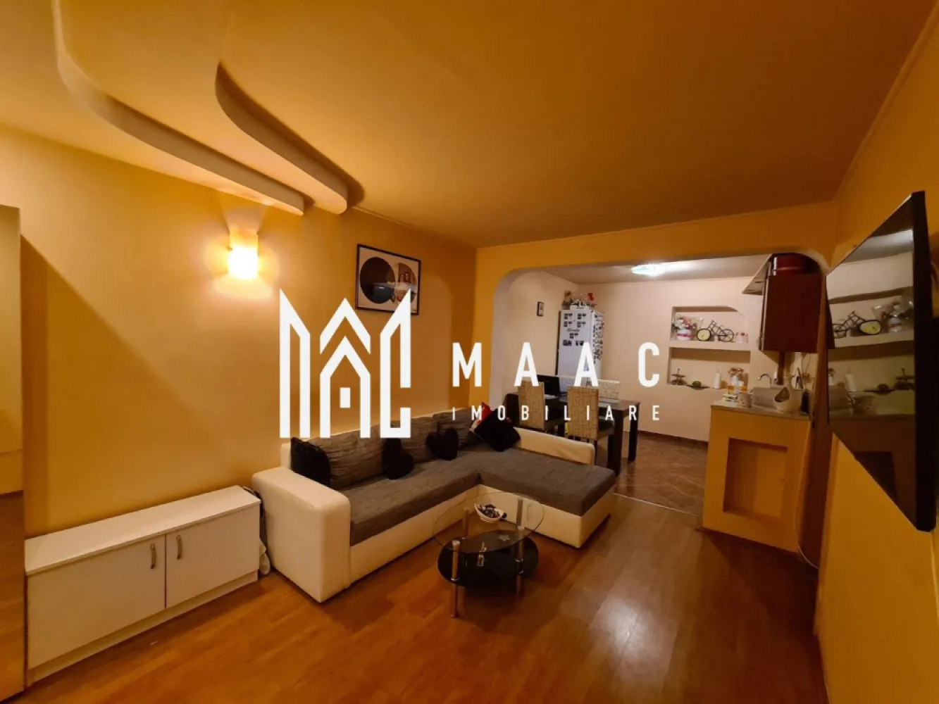 2 Case de vanzare + spatiu comercial | Zona Tiglari | 400 mp - MAAC Imobiliare va ofera spre vanzare 2 case plus un spatiu comercial, toate insumand 400 mp in Zona Tiglari. Prima casa e structurata pe 1 nivel, unde are living open space cu bucatarie, 1 camera si o baie. Cea de-a doua casa este structurata pe 3 nivele, avand 5 camere, 2 bai si 2 dressing-uri. Spatiul comercial are o suprafata de 80 mp cu posibilitatea de extindere. Pe langa toate cladirile, proprietatea mai beneficiaza de inca o bucatarie inchisa si pozitionata afara, 1 pivnita si mai multe spatii de depozitare. Pentru orice informatie suplimentara va rog sa precizati ca ati vazut anuntul cu ID: CP1118952.