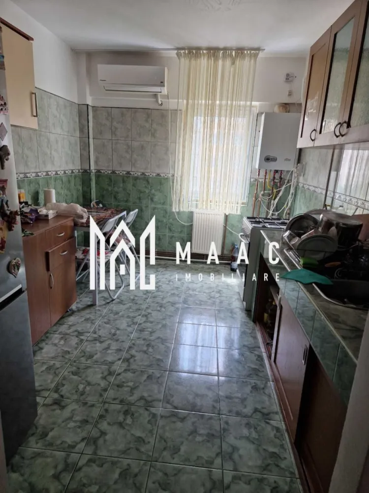 Apartament 4 camere | Ostroveni | 79.87 MPU | - MAAC Imobiliare vă propune spre vânzare un apartament decomandat cu 4 camere, situat în cartierul Ostroveni, zona A-uri, una dintre cele mai apreciate și bine conectate zone rezidențiale din Râmnicu Vâlcea. Proprietatea este amplasată la etajul 4 din 4 al unui bloc recent anvelopat, cu plafon complet reabilitat și izolat cu polistiren extrudat, oferind un confort termic ridicat și costuri eficiente de întreținere pe tot parcursul anului.

Apartamentul dispune de o suprafață utilă generoasă de 79,87 mp și beneficiază de o compartimentare practică, luminoasă și funcțională, fiind alegerea ideală pentru o familie care își dorește spațiu, liniște și acces rapid către toate punctele de interes importante din zonă. Poziționarea excelentă în zona A-uri din Ostroveni oferă acces facil către școli, grădinițe, magazine, piață, poștă, dispensar și mijloace de transport.

Compartimentarea proprietății este eficient organizată:
-Living spațios și luminos
-3 dormitoare confortabile
-Bucătărie generoasă
-2 băi
-Hol mare
-Debara
-Balcon închis

Caracteristici și dotări:
-Apartament decomandat cu 4 camere
-Suprafață utilă de 79,87 mp
-Etaj 4 din 4
-Bloc recent anvelopat
-Plafon reabilitat și izolat cu extrudat
-Centrală termică proprie
-Aer condiționat
-Balcon închis
-Spații bine optimizate
-Confort termic ridicat
-Zonă liniștită și bine conectată

Unul dintre principalele avantaje ale acestui apartament este amplasarea excelentă în imediata apropiere a Școlii Gimnaziale „Anton Pann”, fiind ideal pentru familiile cu copii. În plus, accesul rapid către magazine, piață și mijloace de transport contribuie la un stil de viață confortabil și practic.

Pentru mai multe informații și programarea unei vizionări, echipa MAAC Imobiliare vă stă cu drag la dispoziție. Vă rugăm să specificați CP3084477 la telefon.