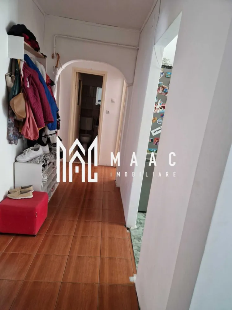Apartament 4 camere | Ostroveni | 79.87 MPU | - MAAC Imobiliare vă propune spre vânzare un apartament decomandat cu 4 camere, situat în cartierul Ostroveni, zona A-uri, una dintre cele mai apreciate și bine conectate zone rezidențiale din Râmnicu Vâlcea. Proprietatea este amplasată la etajul 4 din 4 al unui bloc recent anvelopat, cu plafon complet reabilitat și izolat cu polistiren extrudat, oferind un confort termic ridicat și costuri eficiente de întreținere pe tot parcursul anului.

Apartamentul dispune de o suprafață utilă generoasă de 79,87 mp și beneficiază de o compartimentare practică, luminoasă și funcțională, fiind alegerea ideală pentru o familie care își dorește spațiu, liniște și acces rapid către toate punctele de interes importante din zonă. Poziționarea excelentă în zona A-uri din Ostroveni oferă acces facil către școli, grădinițe, magazine, piață, poștă, dispensar și mijloace de transport.

Compartimentarea proprietății este eficient organizată:
-Living spațios și luminos
-3 dormitoare confortabile
-Bucătărie generoasă
-2 băi
-Hol mare
-Debara
-Balcon închis

Caracteristici și dotări:
-Apartament decomandat cu 4 camere
-Suprafață utilă de 79,87 mp
-Etaj 4 din 4
-Bloc recent anvelopat
-Plafon reabilitat și izolat cu extrudat
-Centrală termică proprie
-Aer condiționat
-Balcon închis
-Spații bine optimizate
-Confort termic ridicat
-Zonă liniștită și bine conectată

Unul dintre principalele avantaje ale acestui apartament este amplasarea excelentă în imediata apropiere a Școlii Gimnaziale „Anton Pann”, fiind ideal pentru familiile cu copii. În plus, accesul rapid către magazine, piață și mijloace de transport contribuie la un stil de viață confortabil și practic.

Pentru mai multe informații și programarea unei vizionări, echipa MAAC Imobiliare vă stă cu drag la dispoziție. Vă rugăm să specificați CP3084477 la telefon.