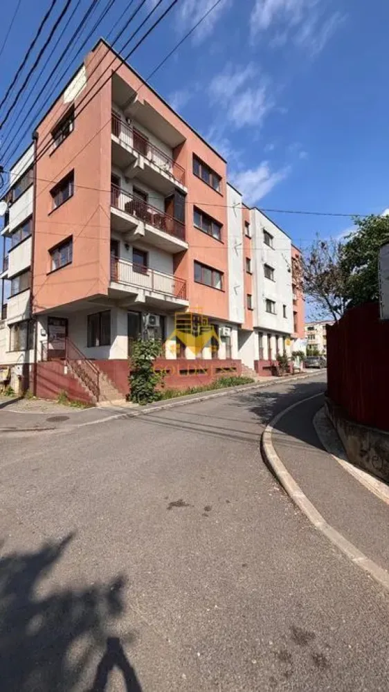 2 camere decomandate, Iulius Mall, FSEGA, Modern, Oltului,Aucan, Mol. - GOLDNESS Imobiliare vă propune spre închiriere un apartament cu 2 camere complet mobilat și utilat, la etajul 1 într-un imobil de 3 etaje, în Cartierul Intre lacuri.
Posibilitate de parcare in zona la liber!
Se află în apropierea stațiilor de transport în comun, magazine, restaurante, spații verzi, farmacii, etc. 

Apartamentul este compartimentat astfel:
 - dormitor cu pat matrimonial, dressing, noptiere
 - living cu canapea extensibilă, loc de servit masa 
 - bucatarie complet utilată și mobilata
 - baie cu cada, calorifer port prosop și dulap pentru depozitare.
 - balcon 6 mp.

Imobilul este dotat cu toate cele necesare- centrală proprie, frigider, aragaz, hotă, mașină de spălat haine, etc. 

Dacă sunteți interesați de acest apartament și doriți să îl vizionați, dar și pentru alte oferte nu ezitați să ne contactați telefonic sau prin e-mail. Vă stăm la dispoziție!
Pentru intermediere se percepe un comision de 50% din prețul chiriei!