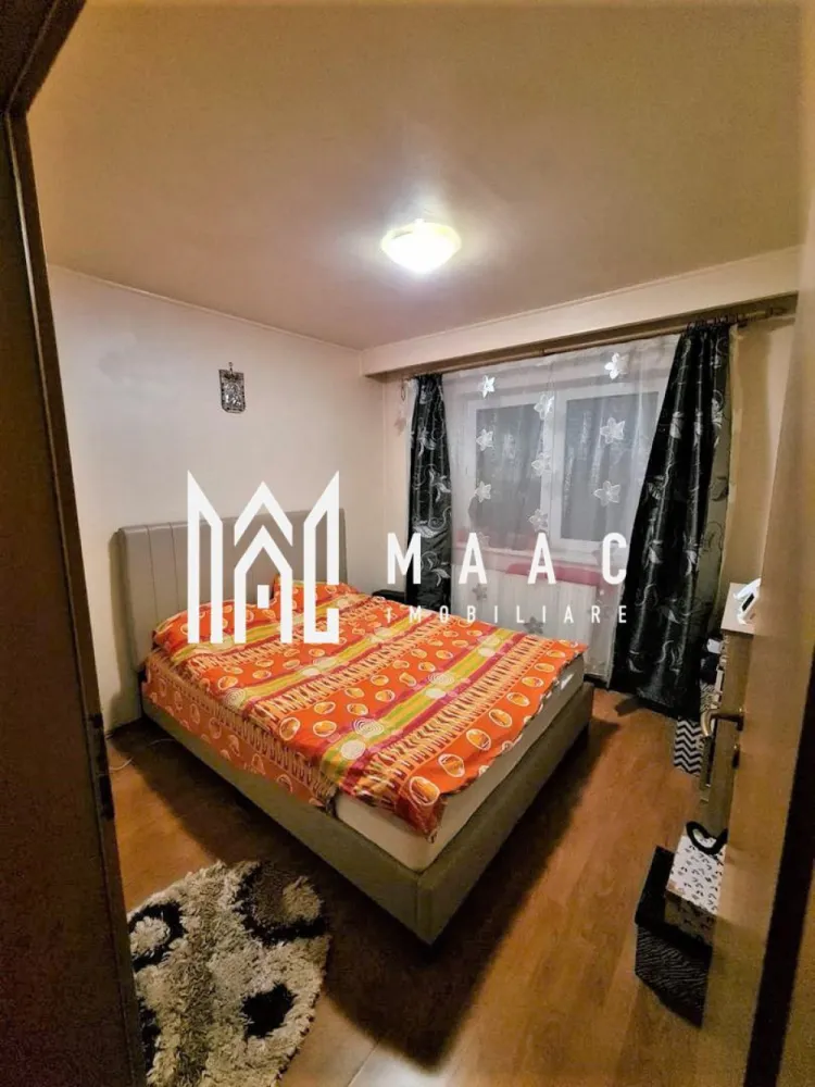 2 Case de vanzare + spatiu comercial | Zona Tiglari | 400 mp - MAAC Imobiliare va ofera spre vanzare 2 case plus un spatiu comercial, toate insumand 400 mp in Zona Tiglari. Prima casa e structurata pe 1 nivel, unde are living open space cu bucatarie, 1 camera si o baie. Cea de-a doua casa este structurata pe 3 nivele, avand 5 camere, 2 bai si 2 dressing-uri. Spatiul comercial are o suprafata de 80 mp cu posibilitatea de extindere. Pe langa toate cladirile, proprietatea mai beneficiaza de inca o bucatarie inchisa si pozitionata afara, 1 pivnita si mai multe spatii de depozitare. Pentru orice informatie suplimentara va rog sa precizati ca ati vazut anuntul cu ID: CP1118952.
