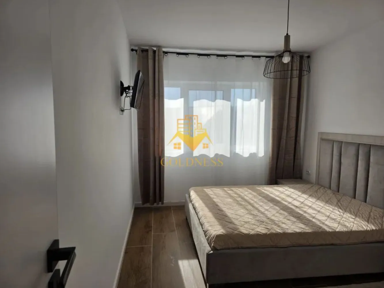 3 camere open space, Premium, Prima Inchiriere, Porii, Eroilor - GOLDNESS Imobiliare vă propune spre închiriere un apartament 3 cu camere complet mobilat și utilat, la etajul 4 într-un imobil de 5 etaje, în Floresti.
Dispune de loc de parcare subteran!
Se află în apropierea stațiilor de transport în comun, magazine, restaurante, spații verzi, farmacii, etc. 

Apartamentul este compartimentat astfel:
 - doua dormitoare cu pat matrimonial, dressing, noptiere
 - living cu bucatarie open space complet utilată și mobilată, canapea extensibilă, loc de servit masa, comoda tv, dressing
 - baie cu dus walk-in, dulap generos pentru depozitare.
 - terasa de 10 mp.

Imobilul este dotat cu toate cele necesare- centrală proprie, frigider, aragaz, hotă, mașină de spălat haine, etc. 

Dacă sunteți interesați de acest apartament și doriți să îl vizionați, dar și pentru alte oferte nu ezitați să ne contactați telefonic sau prin e-mail. Vă stăm la dispoziție!
Pentru intermediere se percepe un comision de 50% din prețul chiriei!