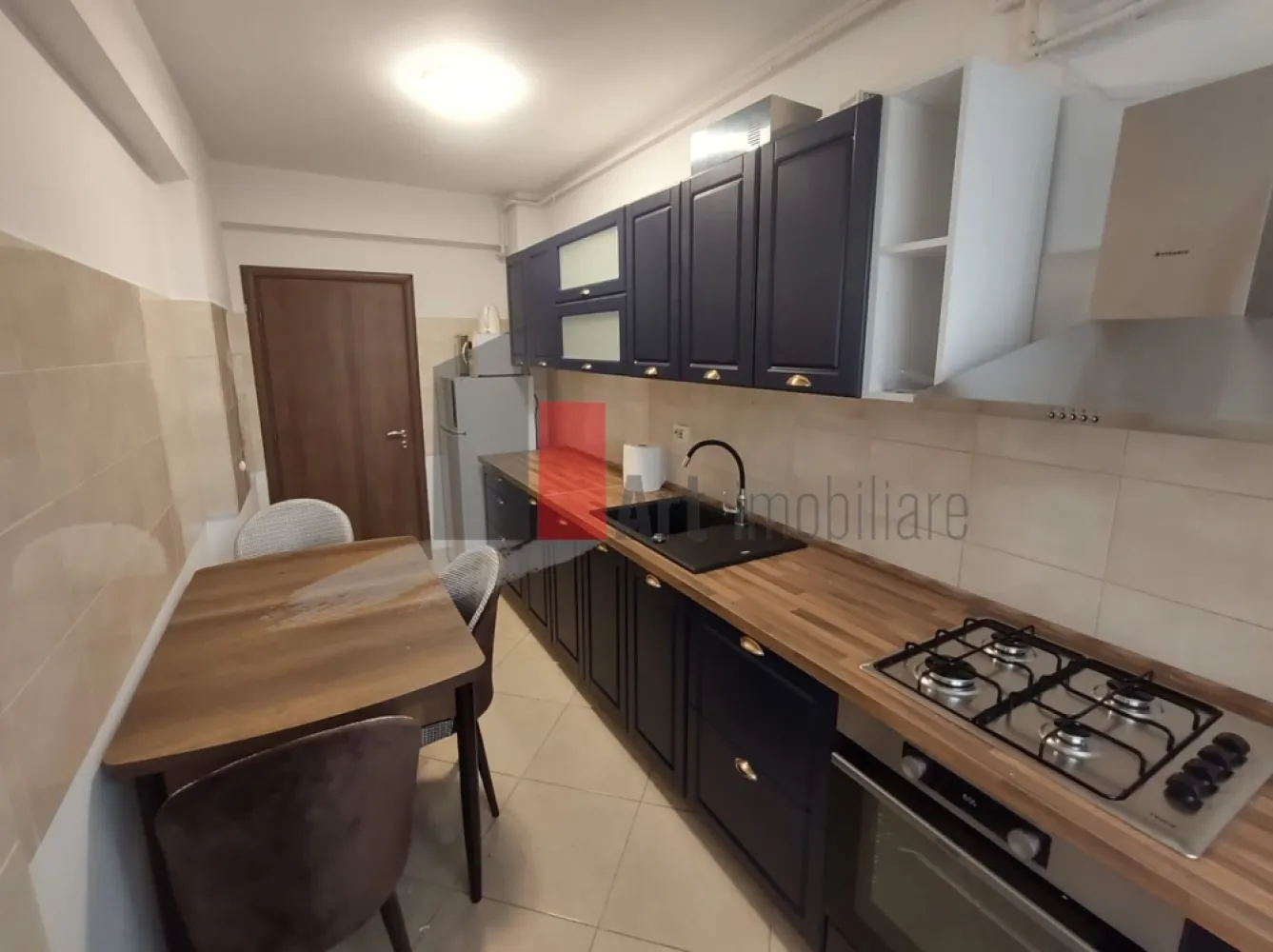 Prima închiriere apartament 2 camere cu centrală - Fizicienilor - Vă prezint spre închiriere un apartament de 2 camere, decomandat. Aflat la mezaninul unui imobil nou, construit în 2018, apartamentul are vedere spre curtea din spate, unde a fost amenajat un spațiu verde și o parcare.

Locuința este complet mobilată și utilată, fiind la prima închiriere. Este dotată cu centrală proprie, aparat de aer condiționat, frigider, mașină de spălat rufe. Balconul este închis.

Dacă se dorește închirierea locului de parcare, prețul acestuia este de 50 euro/lună.

Imobilul este izolat. Cheltuielile de întreținere sunt mici, apartamentul având contoare de gaz și de curent.

Stația de metrou Nicolae Grigorescu și Parcul IOR sunt la o plimbare de 5 minute pe jos. 
În zonă sunt școli, Liceul Dante Alighieri, Kaufland, Lidl, Penny, Senic Gross Market, Mallul Park Lake. Pe Bulevardul Nicolae Grigorescu sunt numeroase magazine, restaurante, bănci.

Se încheie contract la ANAF.

Pentru mai multe detalii și programarea unei vizionări, vă stau la dispoziție.