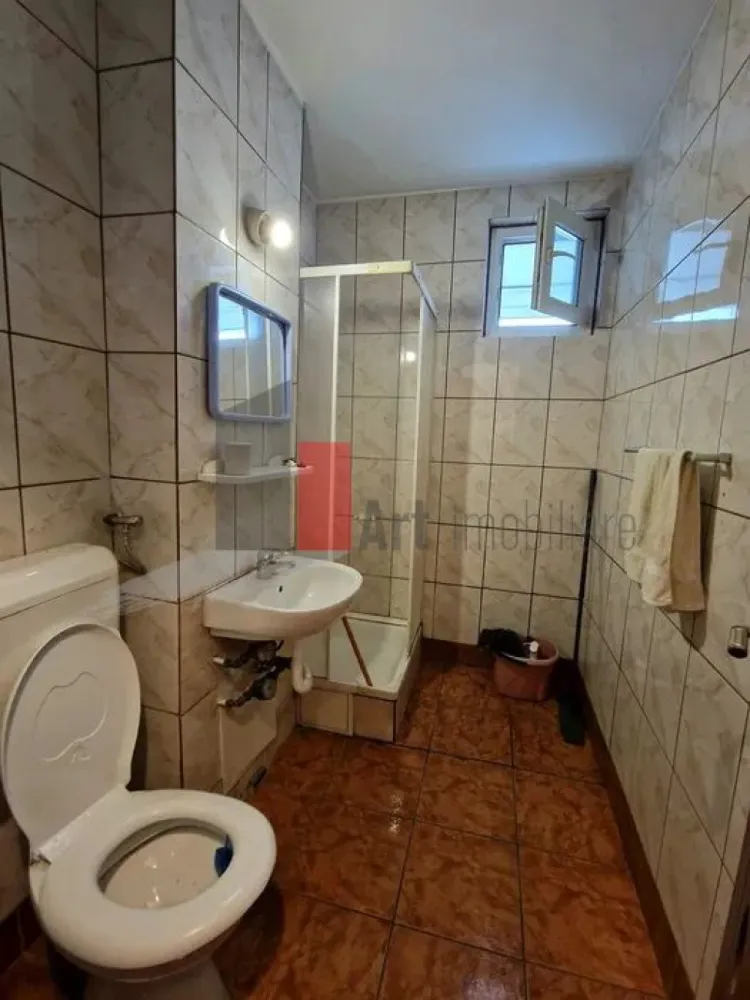 Vânzare apartament 2 camere Bd. Obregia - Fântâna Florilor - Vă propun spre vânzare un apartament spațios, luminos, semidecomandat de 2 camere. Situat la etajul 9/10, într-un bloc izolat, construit în 1972.
Apartamentul este semidecomandat, are o suprafață utilă de 46,5 mp, la care se adaugă balconul închis de 5,8mp, rezultând o suprafață utilă totală de 52,3 mp.
Bucătăria de 7,2 mp este mare, aproape pătrată. Baia are aerisire naturală, prin geam.
Au fost schimbate caloriferele, parchetul și ușile, iar pereții au fost curățați, retencuiți și zugrăviți.

Imobilul este amplasat la doar 5 minute de stația de metrou Piața Sudului și de centrul comercial Sun Plaza. În apropiere sunt Colegiul Onicescu și Școala 194. 

Proprietatea este potrivită atât pentru locuit, cât și pentru investiție. Toate actele sunt pregătite.
Se poate achiziționa prin credit.
La mică distanță sunt magazine, piață, mijloace de transport în comun.

Apartamentul reprezintă o oportunitate pentru cei care caută o investiție într-o zonă cu acces facil la metrou și puncte de interes importante.

Pentru mai multe detalii și programarea unei vizionări, vă stau la dispoziție.