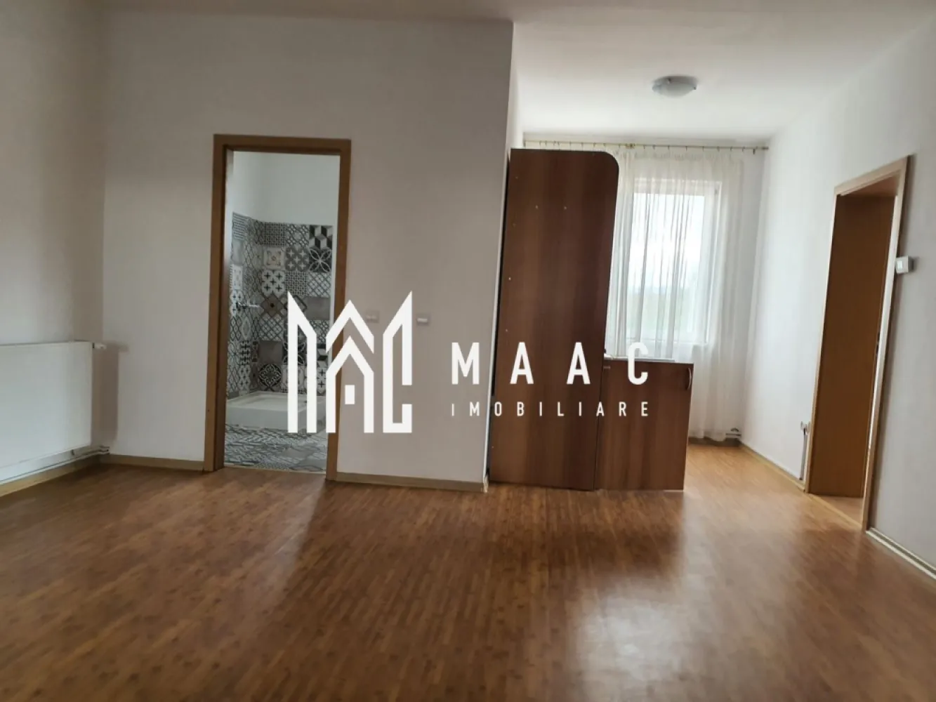 Apartament la vilă tip duplex | 100 mp utili | 4 camere | - MAAC Imobiliare vă propune spre închiriere un apartament spațios situat într-o vilă de tip duplex, ideal atât pentru locuit, cât și pentru activități de birou.

 Detalii proprietate
Suprafață utilă: 100 mp
4 camere
Acces auto
Curte comună

 Compartimentare
Living cu bucătărie open-space
2 dormitoare
1 birou
Baie
Hol

 Avantaje
Spațiu generos și luminos
Pretabil atât pentru locuință, cât și pentru birouri
Acces auto în curte
Zonă liniștită

Pet friendly - talie mica/medie

📞 Contactează-ne pentru mai multe detalii sau pentru a programa o vizionare, menționează CP3084742!