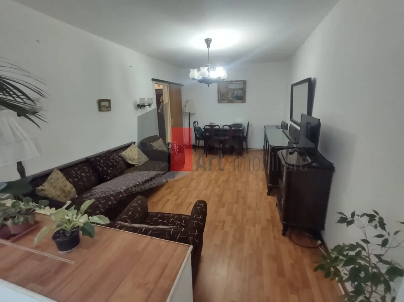 Vânzare apartament 3 camere Bd. Obregia - Pța Străduinței - Vă prezint spre achiziție un apartament decomandat de 3 camere, luminos, pretabil atât pentru locuit, cât și ca investiție, pentru închiriat.
Apartamentul este situat la etajul 3/10. Deși imobilul nu este încă izolat termic, proprietarii au schimbat geamurile cu unele termopan. Locuința este contorizată la gaz, fiind trasă țeavă de gaz pentru centrală, în bucătărie, ceea ce facilitează instalarea unei centrale termice.
În apartament sunt spații generoase de depozitare.
Baia a fost complet renovată.
Apartamentul se poate preda mobilat și utilat, ca în poze. 

În apropiere sunt Creșa Degețica, Școlile 108 și 194, Liceul Octav Onicescu, Piața Berceni Sud. Stația de metrou Piața Sudului și Sun Plaza, respectiv Grand Arena, Hornbach sunt la 10 minute de mers cu mijloacele de transport.
Actele sunt pregătite.
Imobilul nu este încadrat în nici o clasă de risc sau de urgență.

Pentru informații și programarea unei vizionări vă stau cu drag la dispoziție!