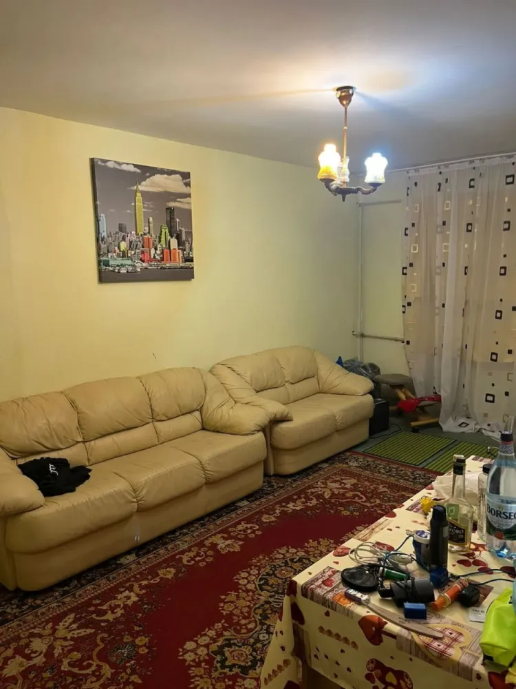 De vanzare apartament 3 camere Micro 16, etaj 4/4, 64.000 euro - Agenția Imobiliară Mag Invest vă propune spre vânzare un apartament cu 3 camere, situat în cartierul Micro 16, la etajul 4 din 4, cu o suprafață utilă de 55 mp.
 Compartimentare practică:
- living luminos
- 2 dormitoare
- bucătărie
- baie
- hol.
Locuința este potrivită atât pentru o familie, cât și ca investiție pentru închiriere, datorită poziționării într-o zonă accesibilă și bine conectată.
 Beneficii zonă:
• acces rapid către mijloace de transport
• magazine, farmacii și supermarketuri în apropiere
• școli și alte puncte de interes la câteva minute distanță.
 Preț: 64.000 Euro – negociabil
Comisionul agentiei imobiliare 1,5%.
 Pentru mai multe detalii și programarea unei vizionări:
Liliana Ene – Agenția Imobiliară Mag Invest Galați
 0746.252.252