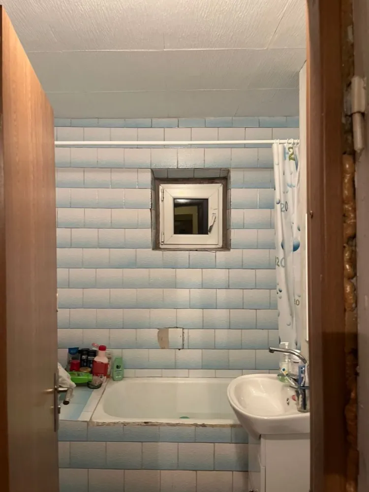De vanzare apartament 3 camere Micro 16, etaj 4/4, 64.000 euro - Agenția Imobiliară Mag Invest vă propune spre vânzare un apartament cu 3 camere, situat în cartierul Micro 16, la etajul 4 din 4, cu o suprafață utilă de 55 mp.
 Compartimentare practică:
- living luminos
- 2 dormitoare
- bucătărie
- baie
- hol.
Locuința este potrivită atât pentru o familie, cât și ca investiție pentru închiriere, datorită poziționării într-o zonă accesibilă și bine conectată.
 Beneficii zonă:
• acces rapid către mijloace de transport
• magazine, farmacii și supermarketuri în apropiere
• școli și alte puncte de interes la câteva minute distanță.
 Preț: 64.000 Euro – negociabil
Comisionul agentiei imobiliare 1,5%.
 Pentru mai multe detalii și programarea unei vizionări:
Liliana Ene – Agenția Imobiliară Mag Invest Galați
 0746.252.252