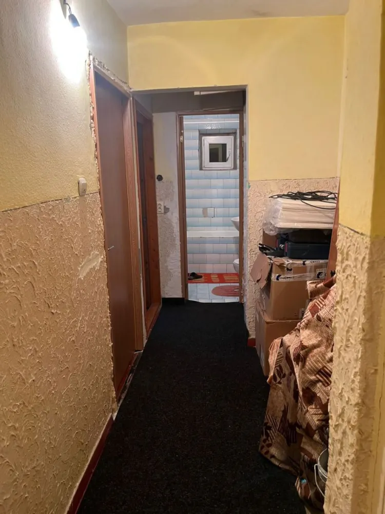 De vanzare apartament 3 camere Micro 16, etaj 4/4, 64.000 euro - Agenția Imobiliară Mag Invest vă propune spre vânzare un apartament cu 3 camere, situat în cartierul Micro 16, la etajul 4 din 4, cu o suprafață utilă de 55 mp.
 Compartimentare practică:
- living luminos
- 2 dormitoare
- bucătărie
- baie
- hol.
Locuința este potrivită atât pentru o familie, cât și ca investiție pentru închiriere, datorită poziționării într-o zonă accesibilă și bine conectată.
 Beneficii zonă:
• acces rapid către mijloace de transport
• magazine, farmacii și supermarketuri în apropiere
• școli și alte puncte de interes la câteva minute distanță.
 Preț: 64.000 Euro – negociabil
Comisionul agentiei imobiliare 1,5%.
 Pentru mai multe detalii și programarea unei vizionări:
Liliana Ene – Agenția Imobiliară Mag Invest Galați
 0746.252.252