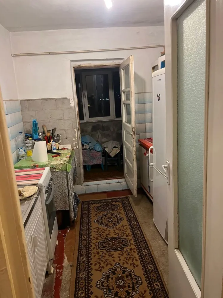 De vanzare apartament 3 camere Micro 16, etaj 4/4, 64.000 euro - Agenția Imobiliară Mag Invest vă propune spre vânzare un apartament cu 3 camere, situat în cartierul Micro 16, la etajul 4 din 4, cu o suprafață utilă de 55 mp.
 Compartimentare practică:
- living luminos
- 2 dormitoare
- bucătărie
- baie
- hol.
Locuința este potrivită atât pentru o familie, cât și ca investiție pentru închiriere, datorită poziționării într-o zonă accesibilă și bine conectată.
 Beneficii zonă:
• acces rapid către mijloace de transport
• magazine, farmacii și supermarketuri în apropiere
• școli și alte puncte de interes la câteva minute distanță.
 Preț: 64.000 Euro – negociabil
Comisionul agentiei imobiliare 1,5%.
 Pentru mai multe detalii și programarea unei vizionări:
Liliana Ene – Agenția Imobiliară Mag Invest Galați
 0746.252.252