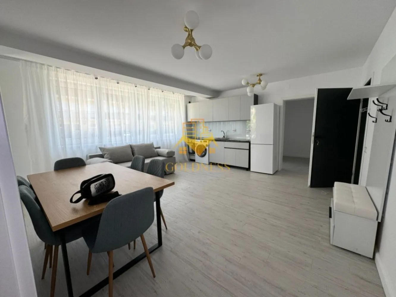 2 camere,prima inchiriere, parcare,Baciu zona Galaxiei, Calea Baciului - GOLDNESS Imobiliare vă propune spre închiriere un apartament cu 2 camere complet mobilat și utilat, la etajul 3 într-un imobil de 3 etaje, în Baciu.
Se poate inchiria parcare cu 50e !
Se află în apropierea stațiilor de transport în comun, magazine, restaurante, spații verzi, farmacii, etc. 

Apartamentul este compartimentat astfel:
 - dormitor cu pat matrimonial, dressing, noptiere
 - living cu bucatarie open space complet utilată, canapea extensibilă, loc de servit masa 
 - baie cu cabina de dus, calorifer port prosop și dulap pentru depozitare.
 - terasa de 6 mp.

Imobilul este dotat cu toate cele necesare- centrală proprie, mașină de spălat haine, frigider, plită electrică, hotă, etc. 

Dacă sunteți interesați de acest apartament și doriți să îl vizionați, dar și pentru alte oferte nu ezitați să ne contactați telefonic sau prin e-mail. Vă stăm la dispoziție!

Pentru intermediere se percepe un comision de 50% din prețul chiriei!