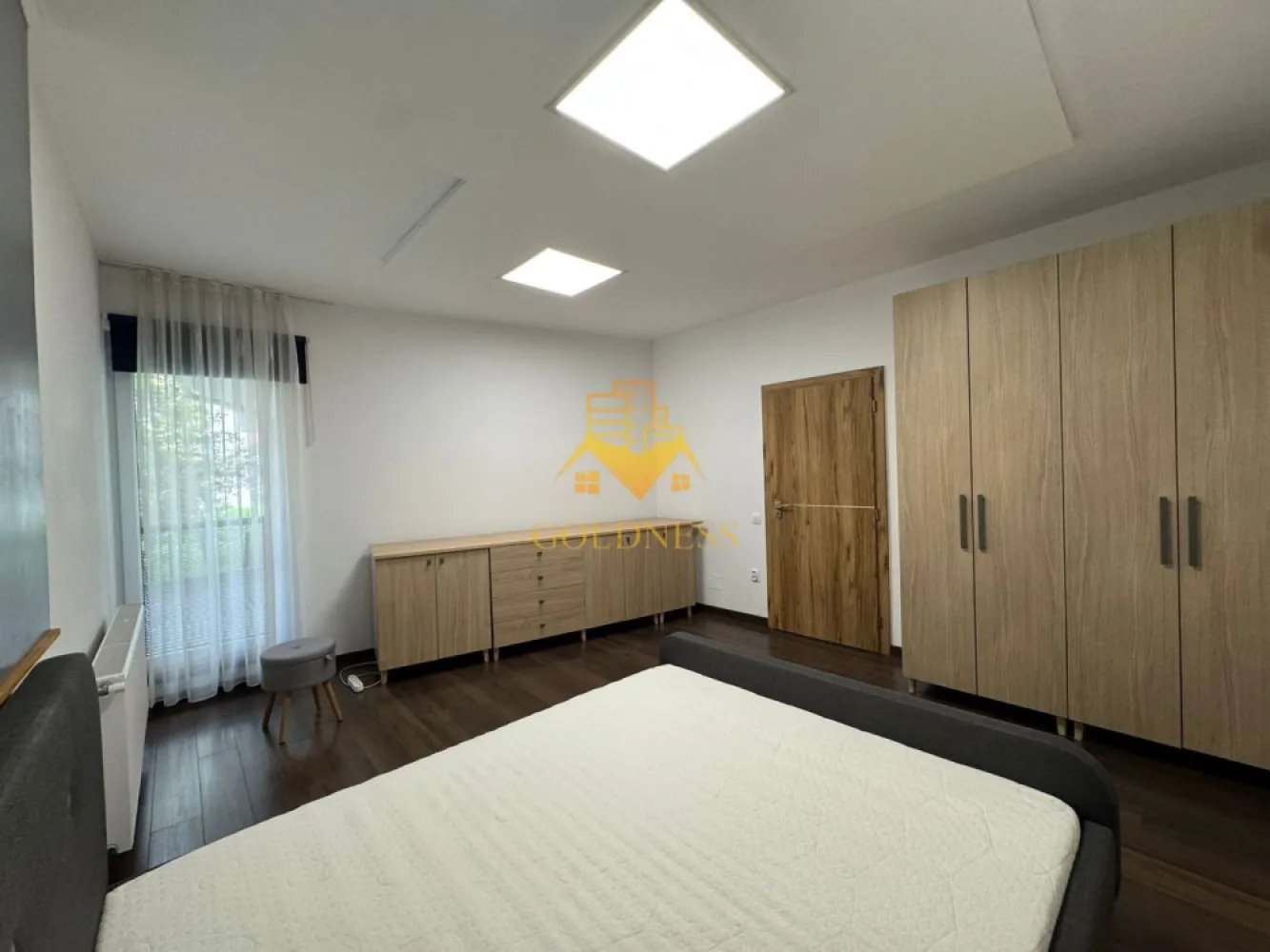 2 camere, modern, parcare, semicentral, zona Bosch, NTT Data, Scala - GOLDNESS Imobiliare vă propune spre închiriere un apartament cu 2 camere complet mobilat și utilat, la parter într-un imobil de 5 etaje, în zona semicentrala. Apartamentul este compartimentat astfel:
 - dormitor cu pat matrimonial, dressing, noptiere, birou
 - living cu canapea, spatiu pentru depozitare, TV, AC
 - bucatarie complet mobilata, utilata, loc de luat masa
 - 2 bai, dintre care o baie cu cada, calorifer port prosop inox și dulap pentru depozitare. O baie cu intrare din dormitor si una cu intrare din hol.

Toate camerele dau spre curtea interioara.
Imobilul este dotat cu toate cele necesare- centrală proprie, mașină de spălat haine, frigider, plită electrică, hotă, etc. 
Se află în apropierea stațiilor de transport în comun, magazine, restaurante, spații verzi, farmacii, etc. 
Dispune de loc de parcare subterana !

Dacă sunteți interesați de acest apartament și doriți să îl vizionați, dar și pentru alte oferte sau detalii nu ezitați să ne contactați telefonic sau prin e-mail - goldnessimobiliare@gmail.com. Vă stăm la dispoziție!
Pentru intermediere se percepe un comision de 50% din prețul chiriei!