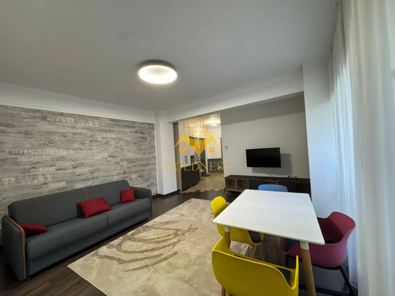 2 camere, modern, parcare, semicentral, zona Bosch, NTT Data, Scala - GOLDNESS Imobiliare vă propune spre închiriere un apartament cu 2 camere complet mobilat și utilat, la parter într-un imobil de 5 etaje, în zona semicentrala. Apartamentul este compartimentat astfel:
 - dormitor cu pat matrimonial, dressing, noptiere, birou
 - living cu canapea, spatiu pentru depozitare, TV, AC
 - bucatarie complet mobilata, utilata, loc de luat masa
 - 2 bai, dintre care o baie cu cada, calorifer port prosop inox și dulap pentru depozitare. O baie cu intrare din dormitor si una cu intrare din hol.

Toate camerele dau spre curtea interioara.
Imobilul este dotat cu toate cele necesare- centrală proprie, mașină de spălat haine, frigider, plită electrică, hotă, etc. 
Se află în apropierea stațiilor de transport în comun, magazine, restaurante, spații verzi, farmacii, etc. 
Dispune de loc de parcare subterana !

Dacă sunteți interesați de acest apartament și doriți să îl vizionați, dar și pentru alte oferte sau detalii nu ezitați să ne contactați telefonic sau prin e-mail - goldnessimobiliare@gmail.com. Vă stăm la dispoziție!
Pentru intermediere se percepe un comision de 50% din prețul chiriei!