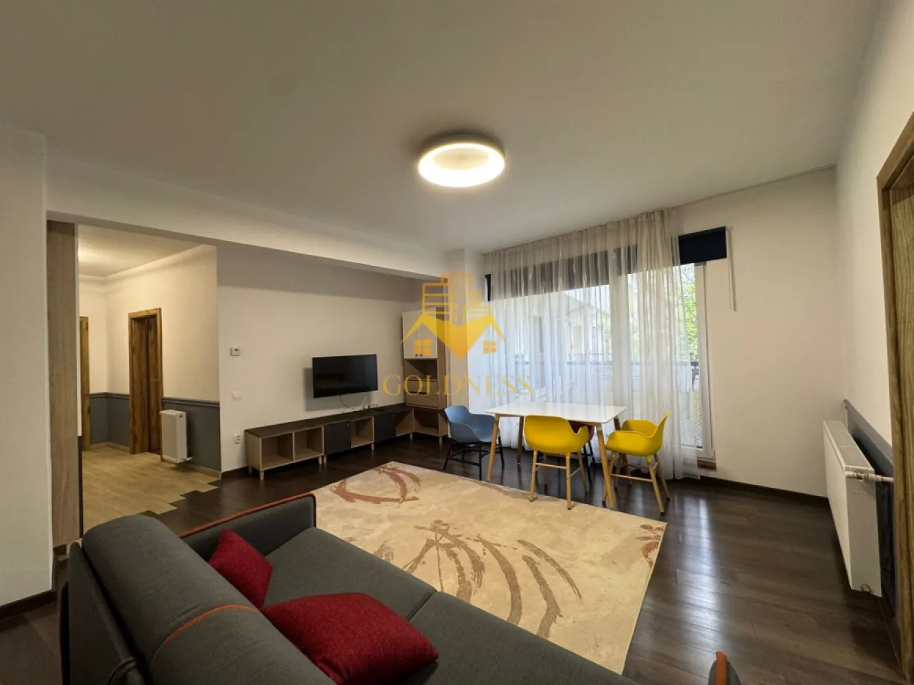 2 camere, modern, parcare, semicentral, zona Bosch, NTT Data, Scala - GOLDNESS Imobiliare vă propune spre închiriere un apartament cu 2 camere complet mobilat și utilat, la parter într-un imobil de 5 etaje, în zona semicentrala. Apartamentul este compartimentat astfel:
 - dormitor cu pat matrimonial, dressing, noptiere, birou
 - living cu canapea, spatiu pentru depozitare, TV, AC
 - bucatarie complet mobilata, utilata, loc de luat masa
 - 2 bai, dintre care o baie cu cada, calorifer port prosop inox și dulap pentru depozitare. O baie cu intrare din dormitor si una cu intrare din hol.

Toate camerele dau spre curtea interioara.
Imobilul este dotat cu toate cele necesare- centrală proprie, mașină de spălat haine, frigider, plită electrică, hotă, etc. 
Se află în apropierea stațiilor de transport în comun, magazine, restaurante, spații verzi, farmacii, etc. 
Dispune de loc de parcare subterana !

Dacă sunteți interesați de acest apartament și doriți să îl vizionați, dar și pentru alte oferte sau detalii nu ezitați să ne contactați telefonic sau prin e-mail - goldnessimobiliare@gmail.com. Vă stăm la dispoziție!
Pentru intermediere se percepe un comision de 50% din prețul chiriei!