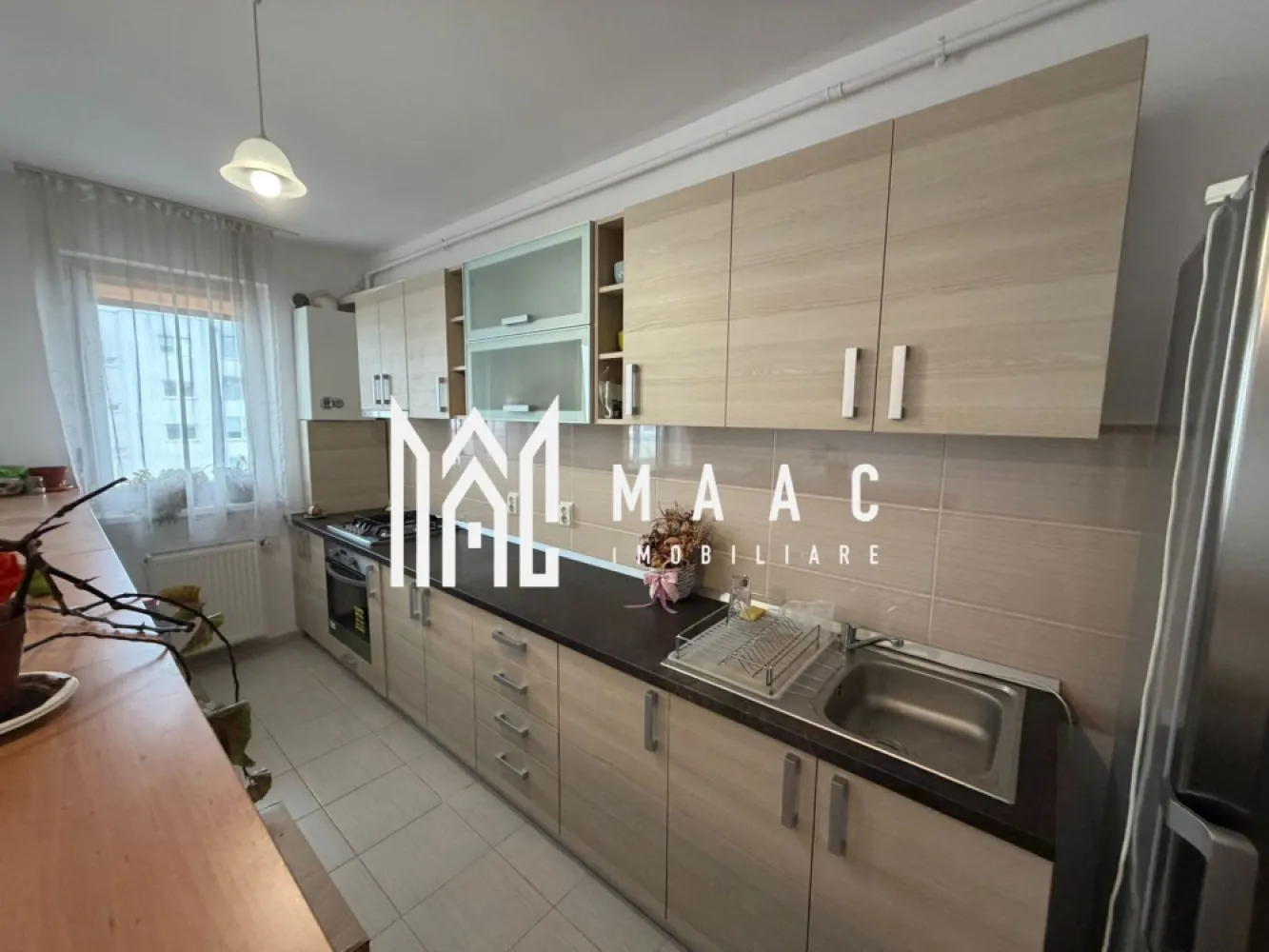 Apartament 2 camere |Zona Kaufland Arhitectilor |48 MP - MAAC Imobiliare vă propune spre vânzare un apartament modern cu 2 camere, decomandat, situat într-una dintre cele mai căutate zone din cartierul Arhitecților, în imediata apropiere a magazinului Kaufland.

Locuința dispune de o compartimentare eficientă și oferă un confort sporit, fiind ideală atât pentru locuit, cât și pentru investiție.

Caracteristici principale:

* Suprafață bine optimizată, compartimentare decomandată
* Living spațios și luminos
* Dormitor confortabil
* Bucătărie separată
* Baie cu geam pentru aerisire naturală
* Balcon generos de 6 mp – perfect pentru relaxare
* Loc de parcare inclus

Apartamentul se vinde complet mobilat și utilat, fiind pregătit pentru mutare imediată, fără investiții suplimentare.

Zona oferă acces facil către puncte de interes, magazine, mijloace de transport și alte facilități urbane.

Avantaje:

* Locație excelentă
* Luminozitate naturală ridicată
* Intimitate și confort
* Ideal pentru locuit sau închiriere

Pentru mai multe detalii sau programarea unei vizionări, nu ezitați să ne contactați! Va rugam specificati CP3085473