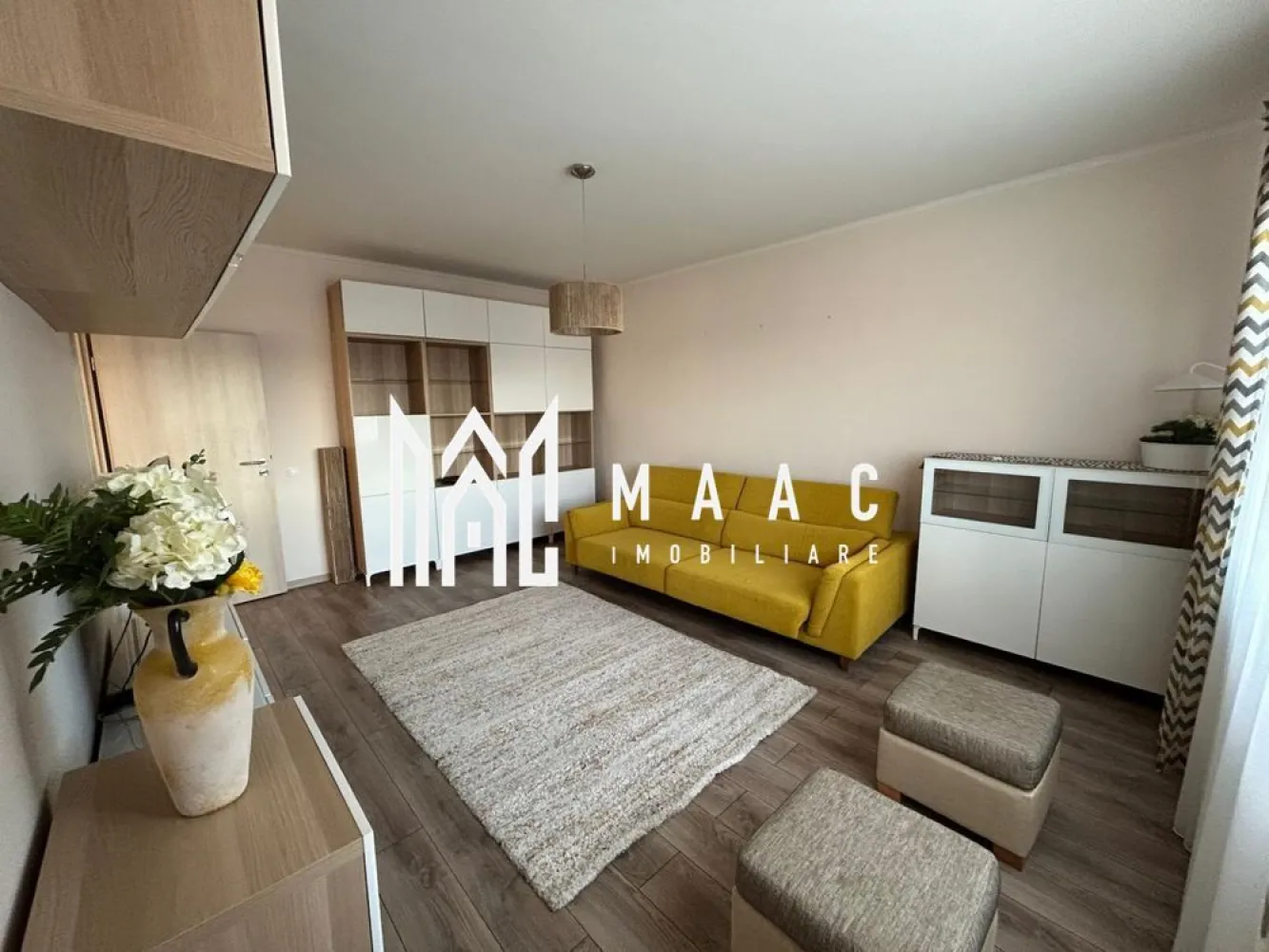 Apartament 2 Camere | Etajul 3 | Calea Dumbrăvii - MAAC Imobiliare vă propune spre închiriere un apartament decomandat, mobilat și utilat modern, situat la etajul 3 al unui imobil cu 3 niveluri, cu o suprafață utilă de 62 mp, la care se adaugă un balcon de 6 mp. Apartamentul este total decomandat și este compartimentat astfel: hol de acces, living, dormitor, bucătărie separată, baie, balcon cu acces din fiecare cameră. Imobilul este construit în anul 2008, iar proprietatea se predă complet mobilată și utilată. Printre dotări se regăsesc: mașină de spălat rufe cu uscător, plită, cuptor și hotă, combină frigorifică, televizor. Se percepe garanție în cuantumul unei chirii lunare. Pentru mai multe detalii și programarea unei vizionări, vă rugăm să ne contactați menționând ID-ul proprietății.