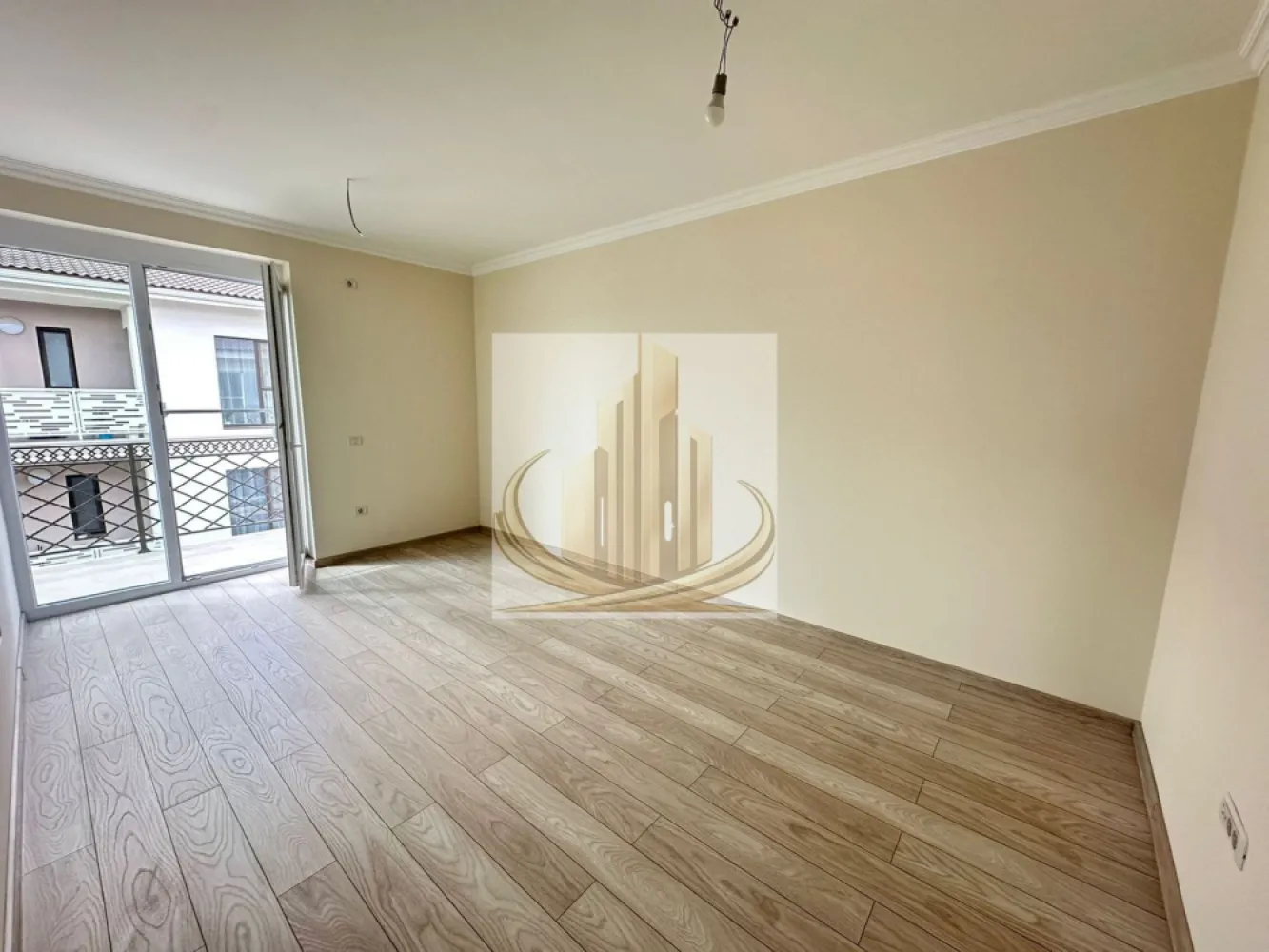 Apartament Ultra Premium | Încălzire în pardoseală | Etaj 3 - Eleganță, rafinament și atenție la fiecare detaliu. ✨

Vă prezentăm un apartament cu 2 camere cu adevărat aparte, realizat la standarde ultra-premium, unde materialele folosite și finisajele transformă fiecare spațiu într-o experiență de lux autentic.

Situat la etajul 3, într-un imobil izolat cu polistiren de 10 cm EPS 100, apartamentul beneficiază de o suprafață utilă de 52 mp, compartimentare decomandată, bucătărie închisă și balcon. 🏡

Interiorul impresionează prin:
* finisaje premium din travertin 
* încălzire în pardoseală pentru un confort desăvârșit 
* centrală proprie nouă Ariston Smart 
* parchet laminat de 12 mm, rezistent și elegant 
* design modern, luminos și extrem de bine întreținut 

Casa scării este finisată cu marmură, oferind încă de la intrare senzația unui imobil exclusivist. În plus, proprietatea beneficiază de locuri de parcare și acces securizat cu barieră. 🚗

Totul în acest apartament transmite calitate, bun gust și confort premium. O proprietate ideală pentru cei care nu caută doar un apartament, ci un stil de viață. 🌟

Grand Mobilis Imobiliare.
ID Intern CP3085436