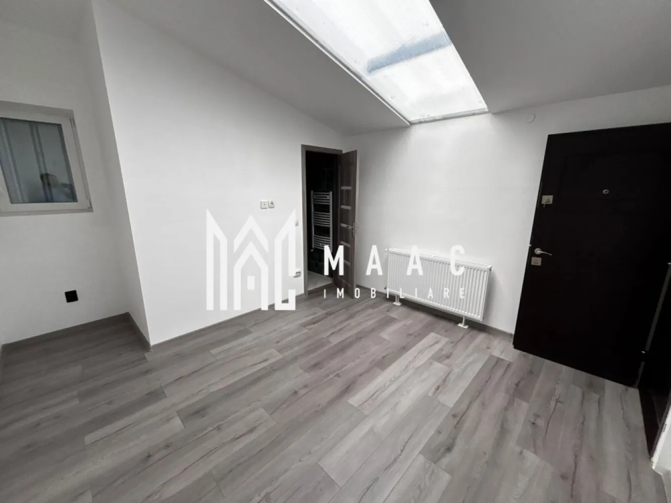Cazare muncitori | Condiții bune | 25 lei/pers | Industrial Vest - Maac Imobiliare prezintă spații de cazare pentru muncitori, amenajate modern, ideale pentru echipe sau firme care caută confort și funcționalitate.

Imobilul este dispus pe 2 nivele – parter și etaj – și oferă camere spațioase, fiecare beneficiind de baie proprie pentru un plus de intimitate și confort.

Proprietatea dispune de:

camere care vor fi complet mobilate cu paturi și saltele;
bucătărie separată, aflată în curs de amenajare;
spațiu dedicat pentru spălătorie;
zonă open-space generoasă între camere;
finisaje moderne;
compartimentare practică și acces facil.

Preț: 25 euro/persoană – negociabil în funcție de numărul de persoane și perioada contractuală.

Ideal pentru firme care doresc să asigure condiții bune de cazare angajaților.

Pentru mai multe informații sau programarea unei vizionări vă rugăm să menționați la telefon numărul CP3085615.