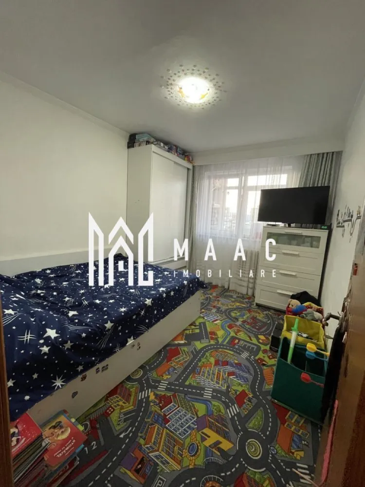 Apartament 4 camere| 90 MP | Ostroveni - MAAC Imobiliare vă propune spre vânzare un apartament spațios cu 4 camere decomandat, situat în Cartierul Ostroveni, la intrarea pe Bulevardul Dem Rădulescu, într-un imobil modern cu 10 etaje. Apartamentul este amplasat la etajul 5, oferind un echilibru ideal între confort și accesibilitate.

Locuința are o suprafață totală de 90 mp și beneficiază de o compartimentare practică și funcțională, după cum urmează:

* living generos
* 3 dormitoare
* 2 grupuri sanitare
* bucătărie
* 2 balcoane inchise cu geam termopan

Apartamentul se vinde parțial mobilat și utilat, conform fotografiilor de prezentare, fiind pregătit pentru mutare imediată. Imobilul dispune de aer condiționat, contribuind la un confort sporit pe tot parcursul anului.

Poziționarea este una excelentă, cu acces rapid către multiple puncte de interes: magazine, școli, mijloace de transport, zone comerciale și de recreere.

Se acceptă și schimb cu apartamente de 2 sau 3 camere, cu achitarea unei diferențe.

Pentru mai multe detalii sau pentru programarea unei vizionări, vă invităm să contactați MAAC Imobiliare.

id: CP2859864