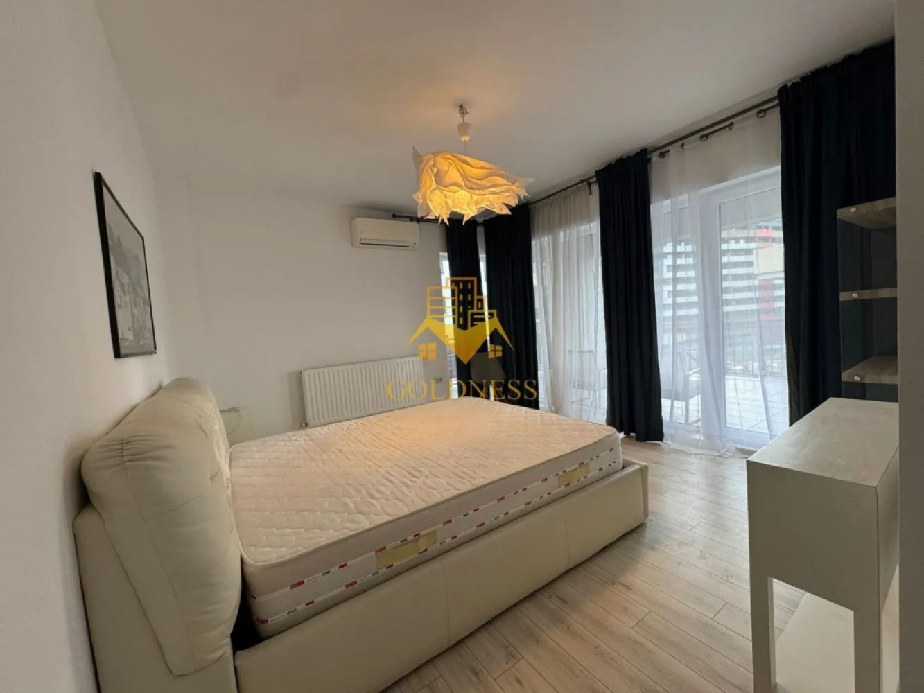 Penthouse, 4 camere, terasa 100 mp, garaj,Buna Ziua, Bonjour Residence - Goldness Imobiliare propune spre închiriere un apartament modern, complet mobilat și utilat, situat într-un imobil nou, într-o zonă liniștită și bine conectată. Locuința se remarcă prin finisaje de calitate, spații luminoase și o terasă generoasă, ideală pentru relaxare.

📍 Compartimentare & Interior
Apartamentul este amenajat cu atenție la detalii, oferind confort și funcționalitate:
• Living spațios, mobilat modern, cu zonă de dining și acces direct către terasa mare
• Dormitor matrimonial luminos, cu pat matrimonial, dressing încăpător și acces la balcon
• Al doilea dormitor amenajat minimalist, ideal ca spațiu pentru copil, birou sau cameră de oaspeți
• Hol generos, cu spații de depozitare integrate
• Baie modernă, dotată cu cabină de duș și finisaje premium
• Cameră de dressing / depozitare, complet organizată cu rafturi și dulapuri

🌿 Terasă & Exterior
• Terasă foarte spațioasă, amenajată cu mobilier exterior
• Priveliște deschisă și atmosferă liniștită
• Spațiu ideal pentru relaxare, mic dejun, lucru în aer liber sau socializare

🏡 Dotări & Beneficii
• Mobilier modern, în stare excelentă
• Electrocasnice incluse
• Aer condiționat
• Dressing separat
• Spații ample de depozitare
• Finisaje de calitate superioară
• Imobil nou, bine întreținut

🔑 Disponibilitate
Apartamentul este liber și pregătit pentru mutare imediată.