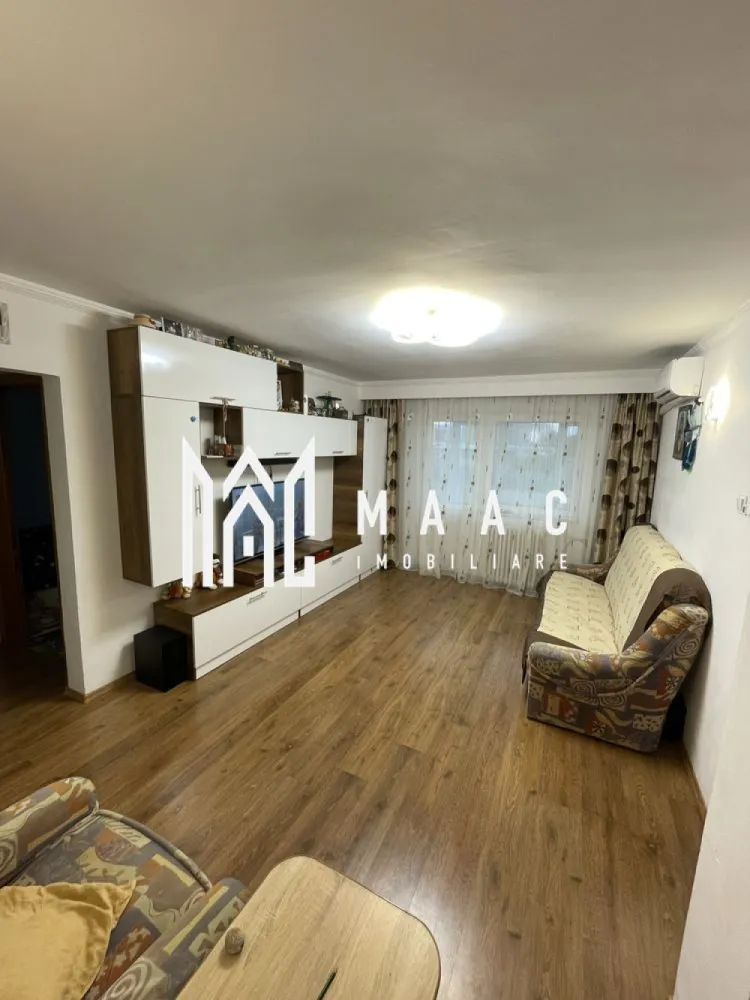 Apartament 4 camere| 90 MP | Ostroveni - MAAC Imobiliare vă propune spre vânzare un apartament spațios cu 4 camere decomandat, situat în Cartierul Ostroveni, la intrarea pe Bulevardul Dem Rădulescu, într-un imobil modern cu 10 etaje. Apartamentul este amplasat la etajul 5, oferind un echilibru ideal între confort și accesibilitate.

Locuința are o suprafață totală de 90 mp și beneficiază de o compartimentare practică și funcțională, după cum urmează:

* living generos
* 3 dormitoare
* 2 grupuri sanitare
* bucătărie
* 2 balcoane inchise cu geam termopan

Apartamentul se vinde parțial mobilat și utilat, conform fotografiilor de prezentare, fiind pregătit pentru mutare imediată. Imobilul dispune de aer condiționat, contribuind la un confort sporit pe tot parcursul anului.

Poziționarea este una excelentă, cu acces rapid către multiple puncte de interes: magazine, școli, mijloace de transport, zone comerciale și de recreere.

Se acceptă și schimb cu apartamente de 2 sau 3 camere, cu achitarea unei diferențe.

Pentru mai multe detalii sau pentru programarea unei vizionări, vă invităm să contactați MAAC Imobiliare.

id: CP2859864