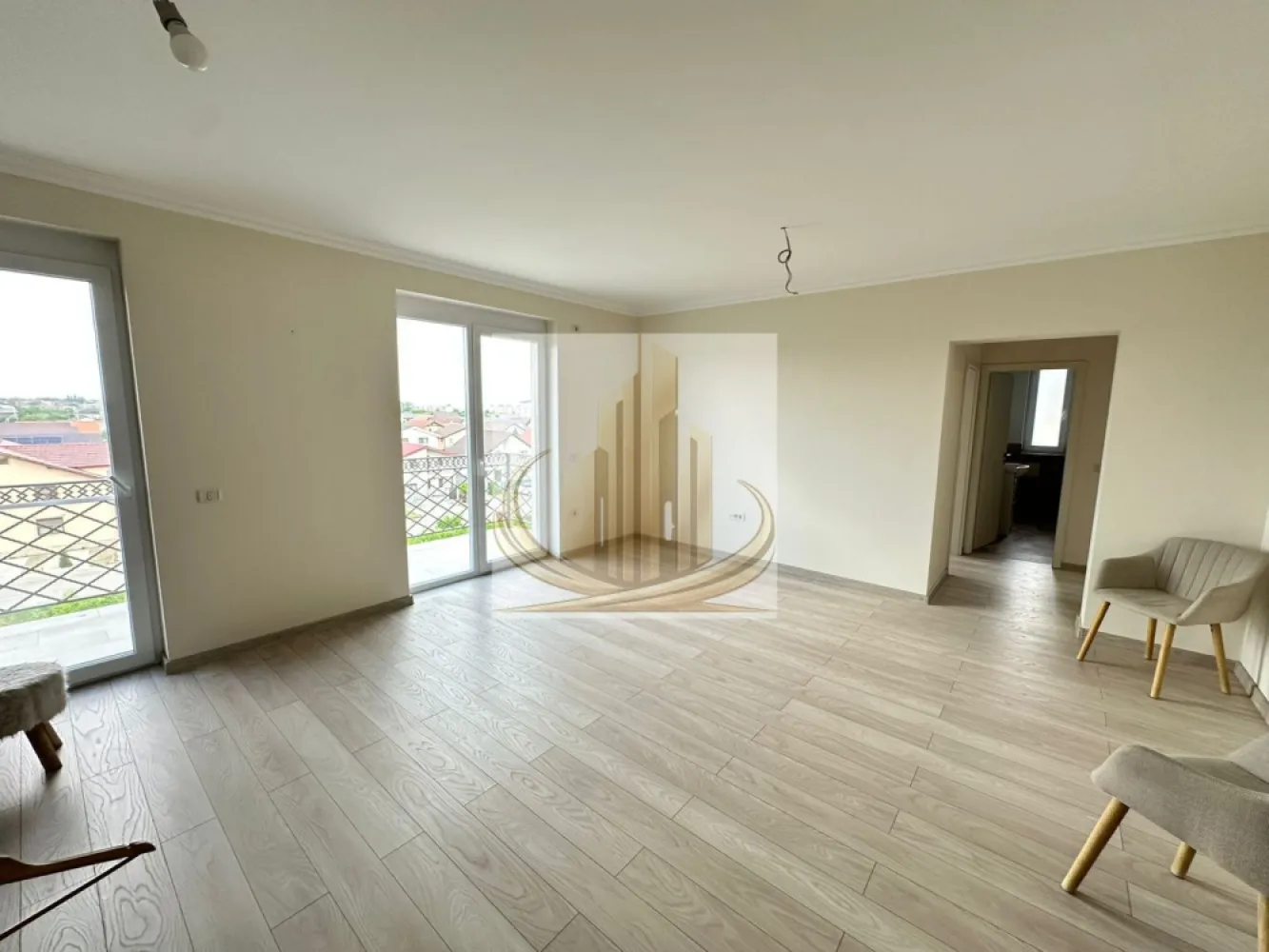 2 Camere | Parcare in CF | Bloc Nou | Giroc–Zona Hotel IQ | Investitie - Grand Mobilis Imobiliare vă propune spre vânzare un apartament modern cu 2 camere, semi-decomandat, având o suprafață utilă de 56 mp, situat în Giroc, într-un ansamblu rezidențial nou construit în anul 2022, într-o zonă liniștită, dar excelent conectată cu orașul.

Proprietatea se remarcă prin amenajarea realizată cu bun gust, materialele premium folosite și compartimentarea practică, fiind ideală pentru persoanele care își doresc confort, calitate și o locuință gata de mutare.

📐 Detalii proprietate:
Apartament cu 2 camere
Compartimentare semi-decomandată
Suprafață utilă: 56 mp
Etaj: 3 din 3
Bloc nou – construcție 2022
Bloc cu acoperiș și pod
Loc de parcare înscris în CF
Acces în parcarea ansamblului prin barieră cu telecomandă

🏡 Compartimentare:
Living mare și luminos cu bucătărie open-space
Dormitor spațios
Baie
Hol
Balcon generos, pe toata suprafata living-ului si bucatariei open-space

🏢 Finisaje & dotări:
Încălzire în pardoseală prin centrală proprie
Costuri foarte reduse de întreținere datorită construcției eficiente energetic
Finisaje premium:
travertin pe pardoseală și pereți
tâmplărie Salamander 82 mm, 7 camere
geamuri tripan
Apartament amenajat modern, cu accent pe confort și calitate

👉 Ansamblul rezidențial este foarte frumos amenajat, cu spații verzi și plante ornamentale, oferind un ambient liniștit și plăcut.

📍 Locație – unul dintre marile avantaje:
Ansamblul este situat la asfalt
La doar câteva minute de zona Hotel IQ și centrul comercial din Giroc

În imediata apropiere:

Lidl, Mega Image și alte magazine
farmacii, brutării, sală de sport
restaurante și cafenele
facilități sportive:
terenuri de fotbal
terenuri de tenis
terenuri de volei pe nisip

👉 Zonă liniștită, dar foarte bine conectată:

acces rapid către Calea Girocului și Spitalul Județean
aproximativ 10 minute până la centura ocolitoare
aproximativ 10 minute până la Complexul Studențesc
💼 Potrivit pentru:

✔️ Cupluri sau familii care caută confort și o zonă liniștită
✔️ Studenți sau medici rezidenți, datorită proximității față de Complexul Studențesc și Spitalul Județean
✔️ Investiție excelentă, având în vedere randamentul ridicat de închiriere din zonă și poziționarea foarte bună

📞 Pentru mai multe informații și programarea unei vizionări, echipa Grand Mobilis Imobiliare vă stă la dispoziție!