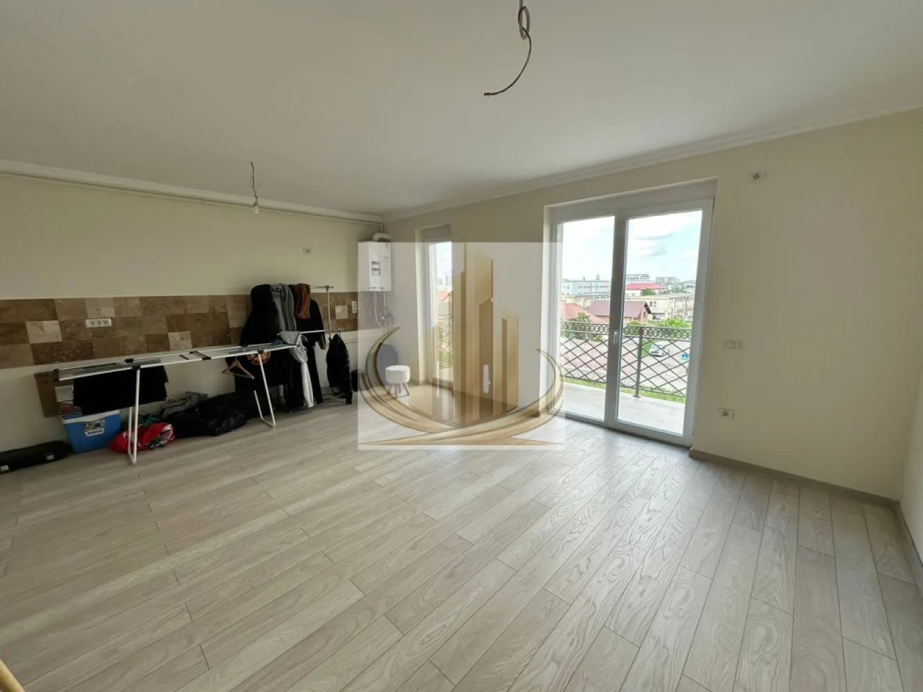 2 Camere | Parcare in CF | Bloc Nou | Giroc–Zona Hotel IQ | Investitie - Grand Mobilis Imobiliare vă propune spre vânzare un apartament modern cu 2 camere, semi-decomandat, având o suprafață utilă de 56 mp, situat în Giroc, într-un ansamblu rezidențial nou construit în anul 2022, într-o zonă liniștită, dar excelent conectată cu orașul.

Proprietatea se remarcă prin amenajarea realizată cu bun gust, materialele premium folosite și compartimentarea practică, fiind ideală pentru persoanele care își doresc confort, calitate și o locuință gata de mutare.

📐 Detalii proprietate:
Apartament cu 2 camere
Compartimentare semi-decomandată
Suprafață utilă: 56 mp
Etaj: 3 din 3
Bloc nou – construcție 2022
Bloc cu acoperiș și pod
Loc de parcare înscris în CF
Acces în parcarea ansamblului prin barieră cu telecomandă

🏡 Compartimentare:
Living mare și luminos cu bucătărie open-space
Dormitor spațios
Baie
Hol
Balcon generos, pe toata suprafata living-ului si bucatariei open-space

🏢 Finisaje & dotări:
Încălzire în pardoseală prin centrală proprie
Costuri foarte reduse de întreținere datorită construcției eficiente energetic
Finisaje premium:
travertin pe pardoseală și pereți
tâmplărie Salamander 82 mm, 7 camere
geamuri tripan
Apartament amenajat modern, cu accent pe confort și calitate

👉 Ansamblul rezidențial este foarte frumos amenajat, cu spații verzi și plante ornamentale, oferind un ambient liniștit și plăcut.

📍 Locație – unul dintre marile avantaje:
Ansamblul este situat la asfalt
La doar câteva minute de zona Hotel IQ și centrul comercial din Giroc

În imediata apropiere:

Lidl, Mega Image și alte magazine
farmacii, brutării, sală de sport
restaurante și cafenele
facilități sportive:
terenuri de fotbal
terenuri de tenis
terenuri de volei pe nisip

👉 Zonă liniștită, dar foarte bine conectată:

acces rapid către Calea Girocului și Spitalul Județean
aproximativ 10 minute până la centura ocolitoare
aproximativ 10 minute până la Complexul Studențesc
💼 Potrivit pentru:

✔️ Cupluri sau familii care caută confort și o zonă liniștită
✔️ Studenți sau medici rezidenți, datorită proximității față de Complexul Studențesc și Spitalul Județean
✔️ Investiție excelentă, având în vedere randamentul ridicat de închiriere din zonă și poziționarea foarte bună

📞 Pentru mai multe informații și programarea unei vizionări, echipa Grand Mobilis Imobiliare vă stă la dispoziție!