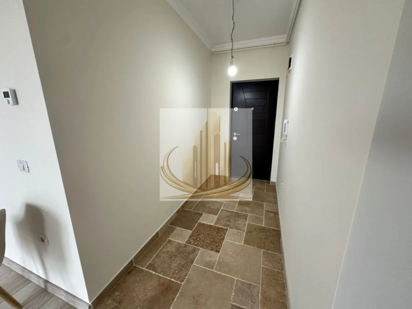 2 Camere | Parcare in CF | Bloc Nou | Giroc–Zona Hotel IQ | Investitie - Grand Mobilis Imobiliare vă propune spre vânzare un apartament modern cu 2 camere, semi-decomandat, având o suprafață utilă de 56 mp, situat în Giroc, într-un ansamblu rezidențial nou construit în anul 2022, într-o zonă liniștită, dar excelent conectată cu orașul.

Proprietatea se remarcă prin amenajarea realizată cu bun gust, materialele premium folosite și compartimentarea practică, fiind ideală pentru persoanele care își doresc confort, calitate și o locuință gata de mutare.

📐 Detalii proprietate:
Apartament cu 2 camere
Compartimentare semi-decomandată
Suprafață utilă: 56 mp
Etaj: 3 din 3
Bloc nou – construcție 2022
Bloc cu acoperiș și pod
Loc de parcare înscris în CF
Acces în parcarea ansamblului prin barieră cu telecomandă

🏡 Compartimentare:
Living mare și luminos cu bucătărie open-space
Dormitor spațios
Baie
Hol
Balcon generos, pe toata suprafata living-ului si bucatariei open-space

🏢 Finisaje & dotări:
Încălzire în pardoseală prin centrală proprie
Costuri foarte reduse de întreținere datorită construcției eficiente energetic
Finisaje premium:
travertin pe pardoseală și pereți
tâmplărie Salamander 82 mm, 7 camere
geamuri tripan
Apartament amenajat modern, cu accent pe confort și calitate

👉 Ansamblul rezidențial este foarte frumos amenajat, cu spații verzi și plante ornamentale, oferind un ambient liniștit și plăcut.

📍 Locație – unul dintre marile avantaje:
Ansamblul este situat la asfalt
La doar câteva minute de zona Hotel IQ și centrul comercial din Giroc

În imediata apropiere:

Lidl, Mega Image și alte magazine
farmacii, brutării, sală de sport
restaurante și cafenele
facilități sportive:
terenuri de fotbal
terenuri de tenis
terenuri de volei pe nisip

👉 Zonă liniștită, dar foarte bine conectată:

acces rapid către Calea Girocului și Spitalul Județean
aproximativ 10 minute până la centura ocolitoare
aproximativ 10 minute până la Complexul Studențesc
💼 Potrivit pentru:

✔️ Cupluri sau familii care caută confort și o zonă liniștită
✔️ Studenți sau medici rezidenți, datorită proximității față de Complexul Studențesc și Spitalul Județean
✔️ Investiție excelentă, având în vedere randamentul ridicat de închiriere din zonă și poziționarea foarte bună

📞 Pentru mai multe informații și programarea unei vizionări, echipa Grand Mobilis Imobiliare vă stă la dispoziție!