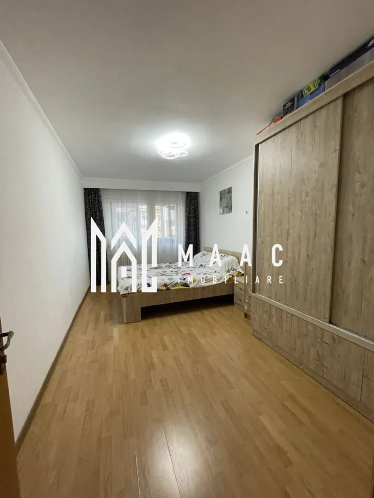 Apartament 4 camere| 90 MP | Ostroveni - MAAC Imobiliare vă propune spre vânzare un apartament spațios cu 4 camere decomandat, situat în Cartierul Ostroveni, la intrarea pe Bulevardul Dem Rădulescu, într-un imobil modern cu 10 etaje. Apartamentul este amplasat la etajul 5, oferind un echilibru ideal între confort și accesibilitate.

Locuința are o suprafață totală de 90 mp și beneficiază de o compartimentare practică și funcțională, după cum urmează:

* living generos
* 3 dormitoare
* 2 grupuri sanitare
* bucătărie
* 2 balcoane inchise cu geam termopan

Apartamentul se vinde parțial mobilat și utilat, conform fotografiilor de prezentare, fiind pregătit pentru mutare imediată. Imobilul dispune de aer condiționat, contribuind la un confort sporit pe tot parcursul anului.

Poziționarea este una excelentă, cu acces rapid către multiple puncte de interes: magazine, școli, mijloace de transport, zone comerciale și de recreere.

Se acceptă și schimb cu apartamente de 2 sau 3 camere, cu achitarea unei diferențe.

Pentru mai multe detalii sau pentru programarea unei vizionări, vă invităm să contactați MAAC Imobiliare.

id: CP2859864