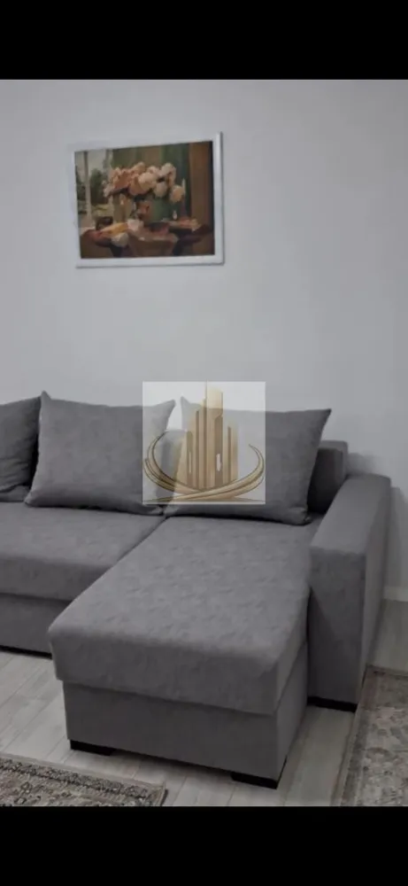 Garsonieră renovată complet | Prima Închiriere | SUD PLAZA | Soarelui - Grand Mobilis Imobiliare vă propune spre închiriere o garsonieră modernă, complet renovată, situată la etajul 1 al unui bloc reabilitat termic, într-o zonă foarte bine conectată și apreciată din oraș.

Proprietatea este ideală pentru un student, un cuplu sau o persoană care își dorește acces rapid către principalele puncte de interes, având în vedere proximitatea față de Complexul Studențesc și multiplele facilități din zonă.

📐 Detalii proprietate:
Suprafață utilă: 28 mp
Etaj: 1 din 4
Bloc reabilitat termic
Garsonieră renovată integral
Totul nou – la prima închiriere
🏢 Dotări & beneficii:
Se închiriază complet mobilată și utilată
Apartament renovat integral
Gaz disponibil în apartament
Încălzirea se realizează prin intermediul termoficării, lucru ce oferă costuri foarte reduse de întreținere
Blocul fiind reanvelopat, confortul termic este foarte bun atât iarna, cât și vara
📍 Poziție excelentă:

Apartamentul beneficiază de o locație foarte bună, fiind situat la doar câteva minute de Complexul Studențesc, ceea ce îl face ideal pentru studenți.

În imediata apropiere regăsim:

mijloace de transport în comun (stația chiar în fața blocului)
magazine și supermarketuri
restaurante și cafenele
brutărie
farmacie
centre comerciale

👉 La doar 2 minute de mers pe jos se află Sud Plaza, iar pentru iubitorii de plimbări și relaxare în aer liber, Parcul Pădurice este de asemenea la câteva minute distanță.

✔️ Acces facil către:

Complexul Studențesc
centrul orașului
universități
principalele artere ale orașului
💼 Ideal pentru:

✔️ Studenți
✔️ Tineri profesioniști
✔️ Persoane care caută o locuință modernă, eficientă și bine poziționată

📞 Pentru mai multe informații și programarea unei vizionări, echipa Grand Mobilis Imobiliare vă stă la dispoziție!